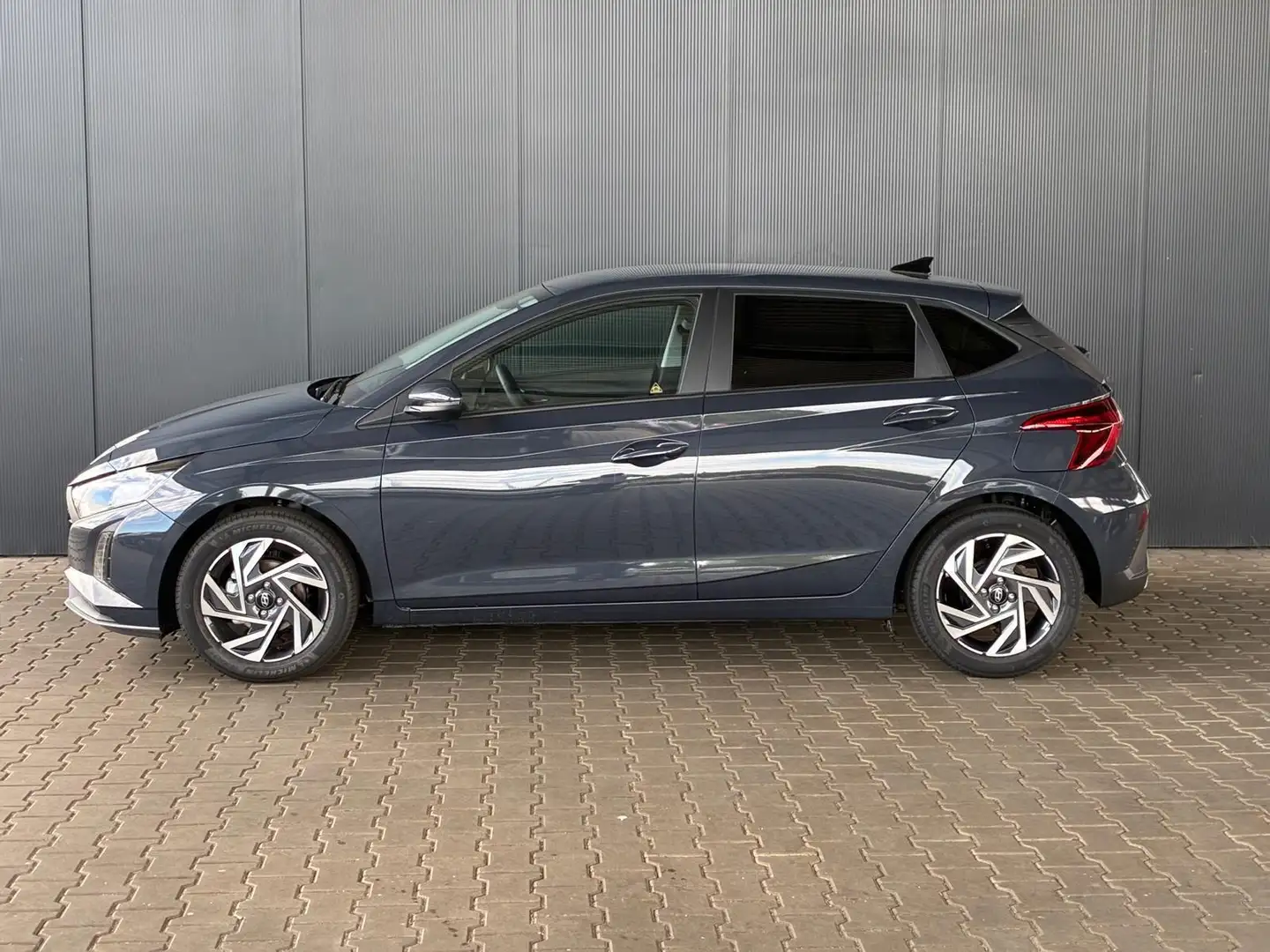 Hyundai i20 Pure 1.2 MPI / Navi PDC Hinten + Kamera Abgedun... Grau - 2