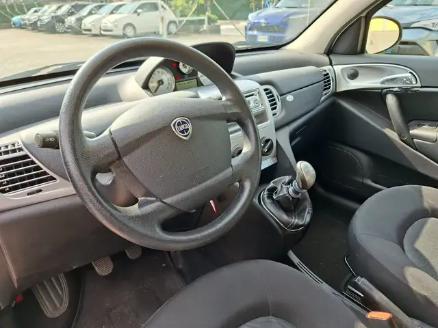 Lancia Ypsilon view 9