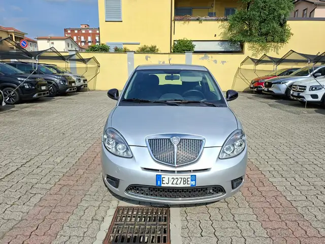 Lancia Ypsilon view 8
