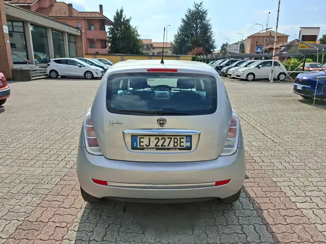 Lancia Ypsilon view 4