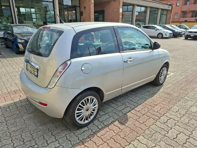 Lancia Ypsilon view 5