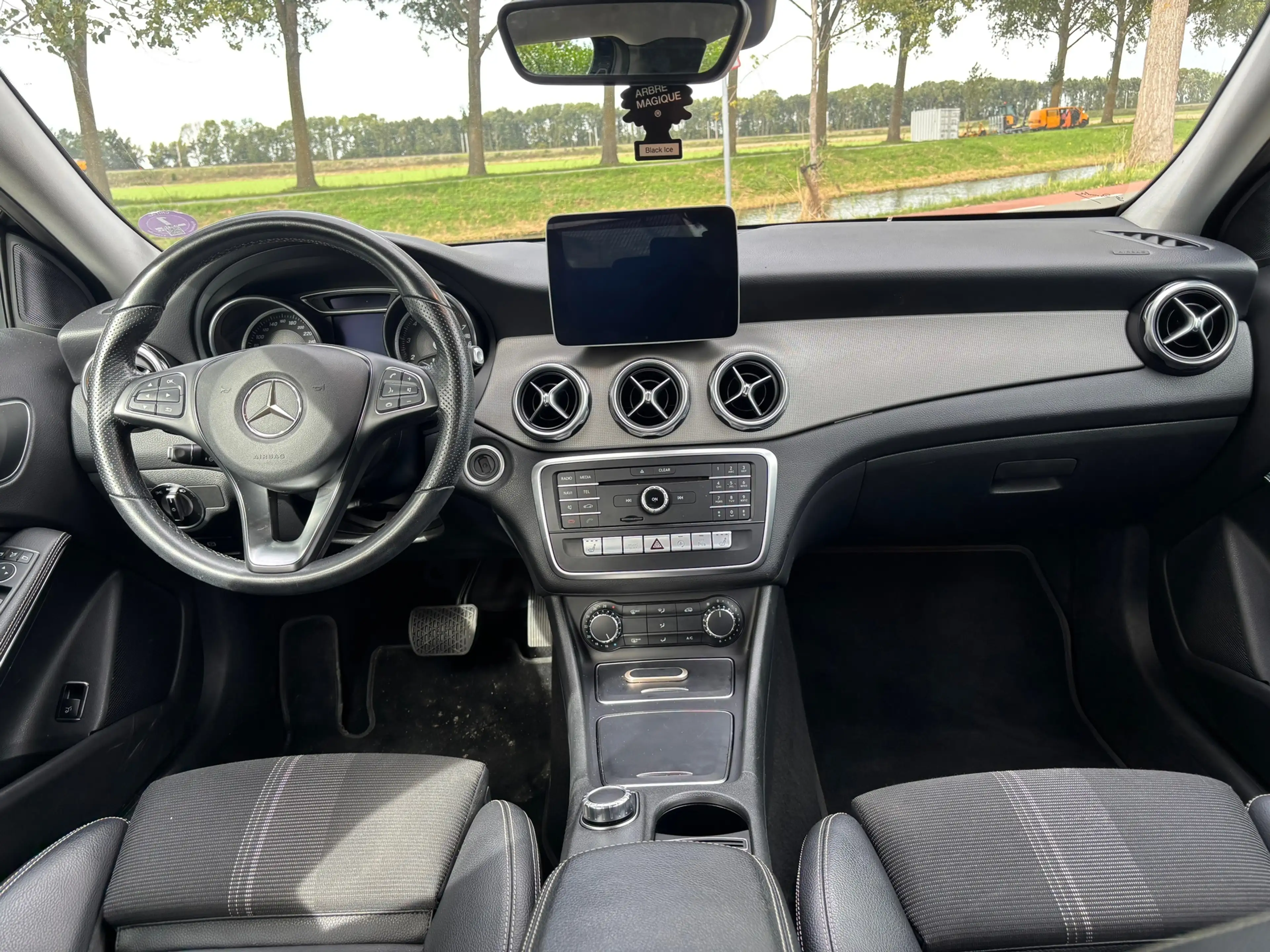 Mercedes-Benz GLA 180 Business Solution AMG — photo 17