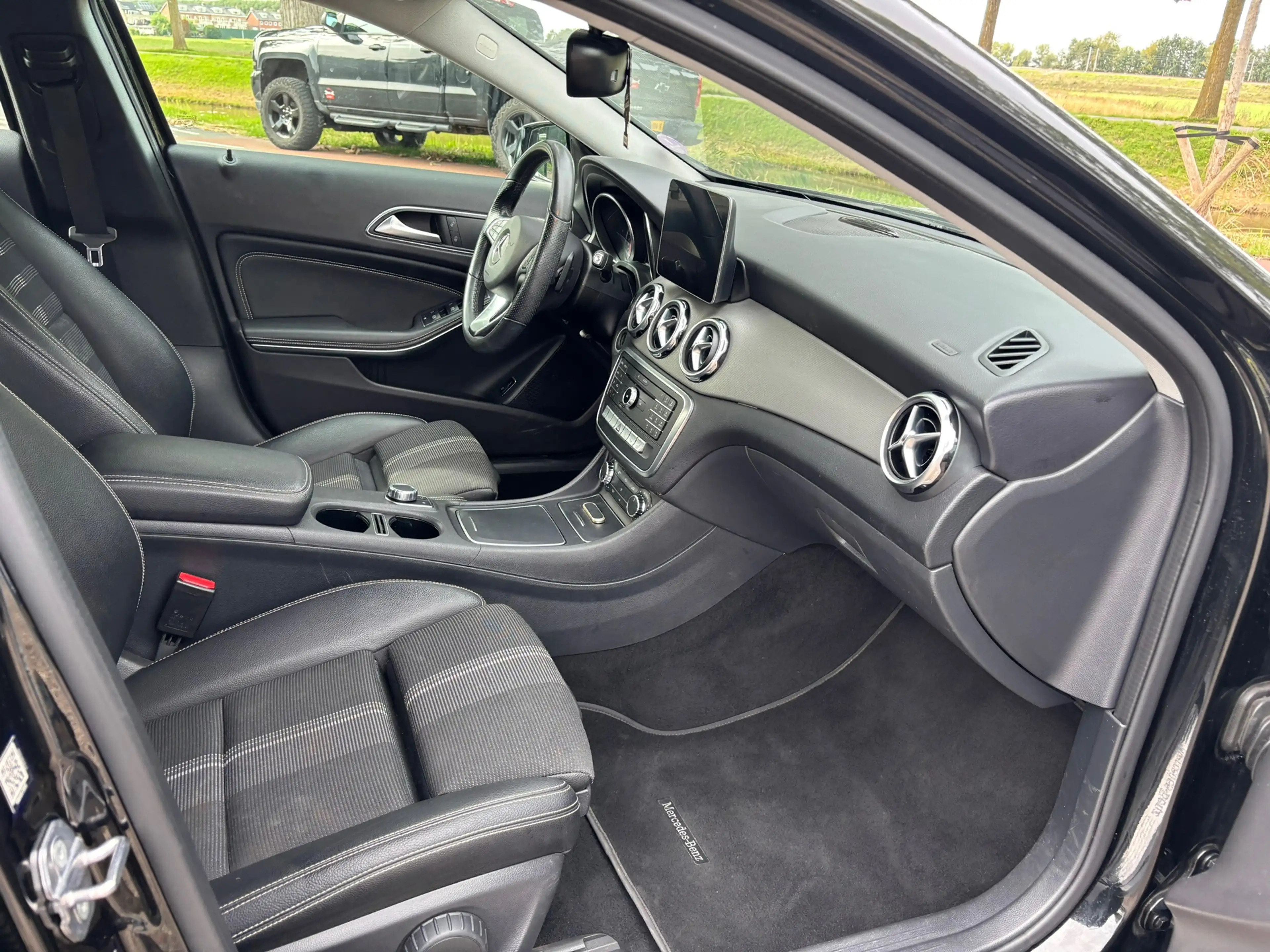 Mercedes-Benz GLA 180 Business Solution AMG — photo 18