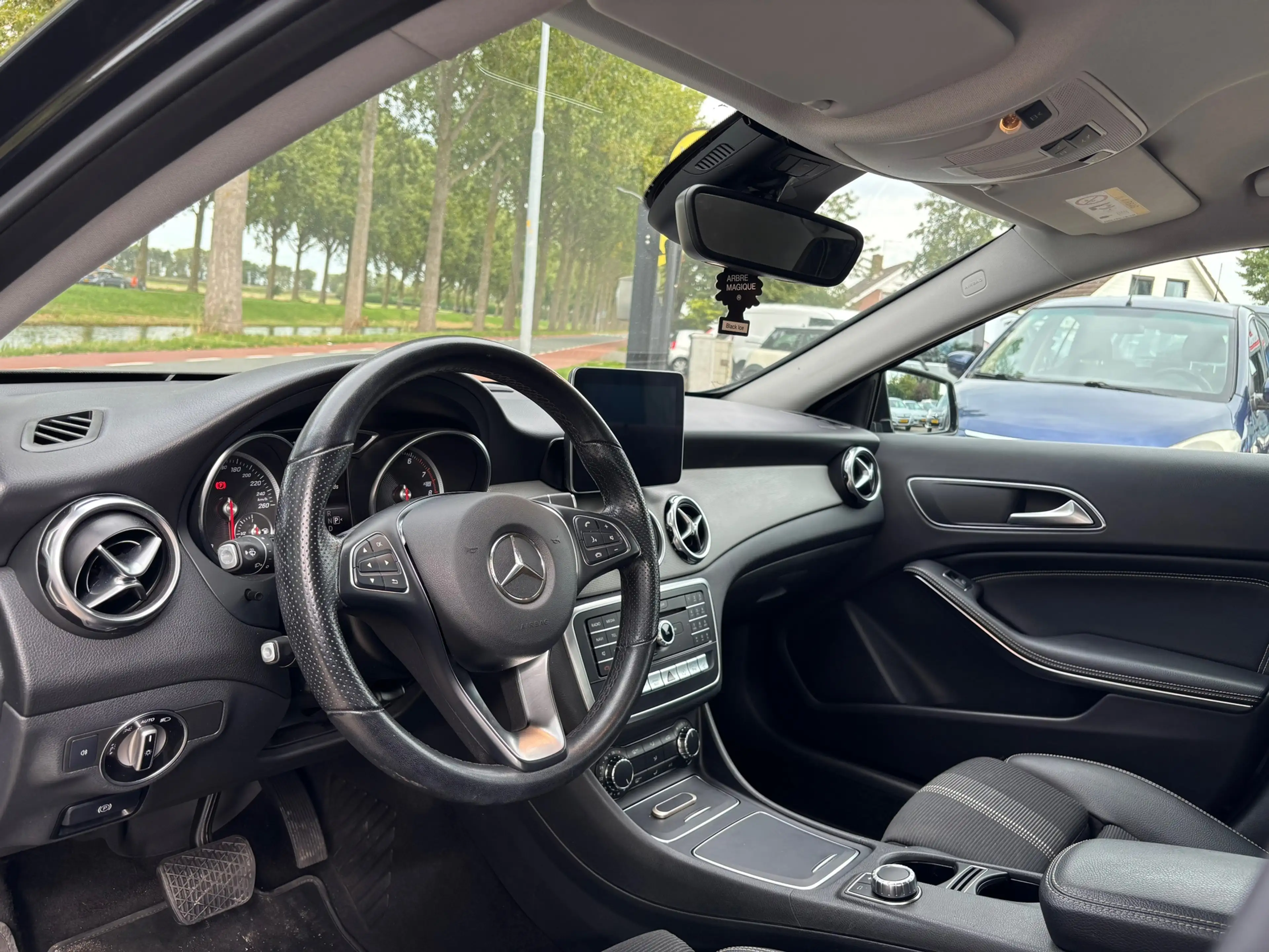 Mercedes-Benz GLA 180 Business Solution AMG — photo 7