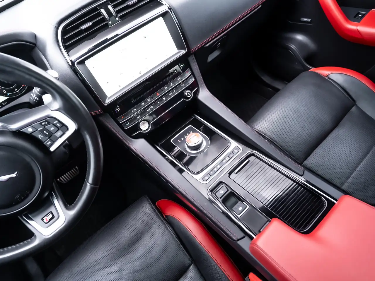 Jaguar F-Pace photo Jaguar F-Pace