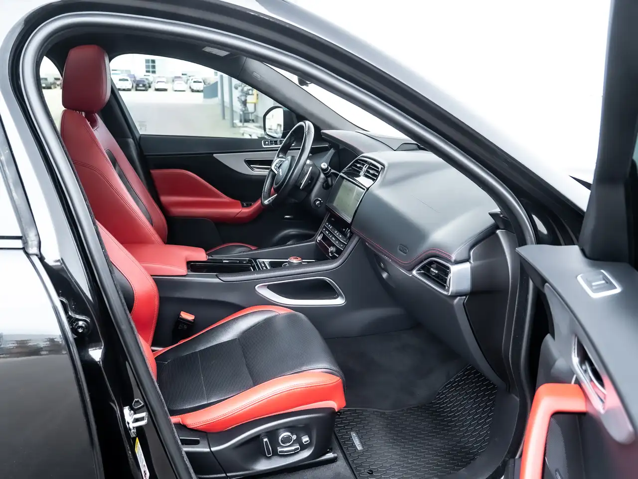 Jaguar F-Pace photo Jaguar F-Pace