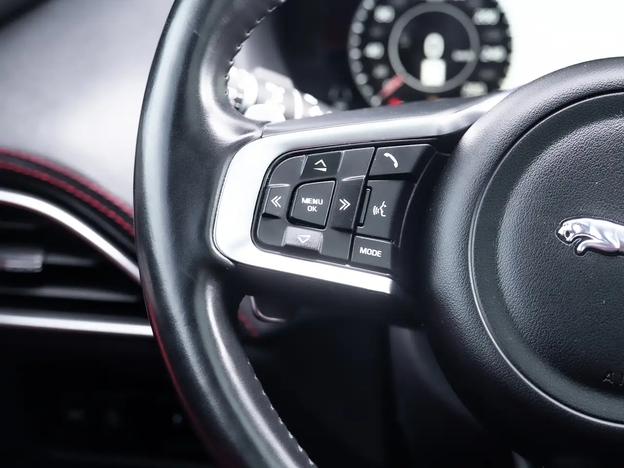 Jaguar F-Pace photo Jaguar F-Pace