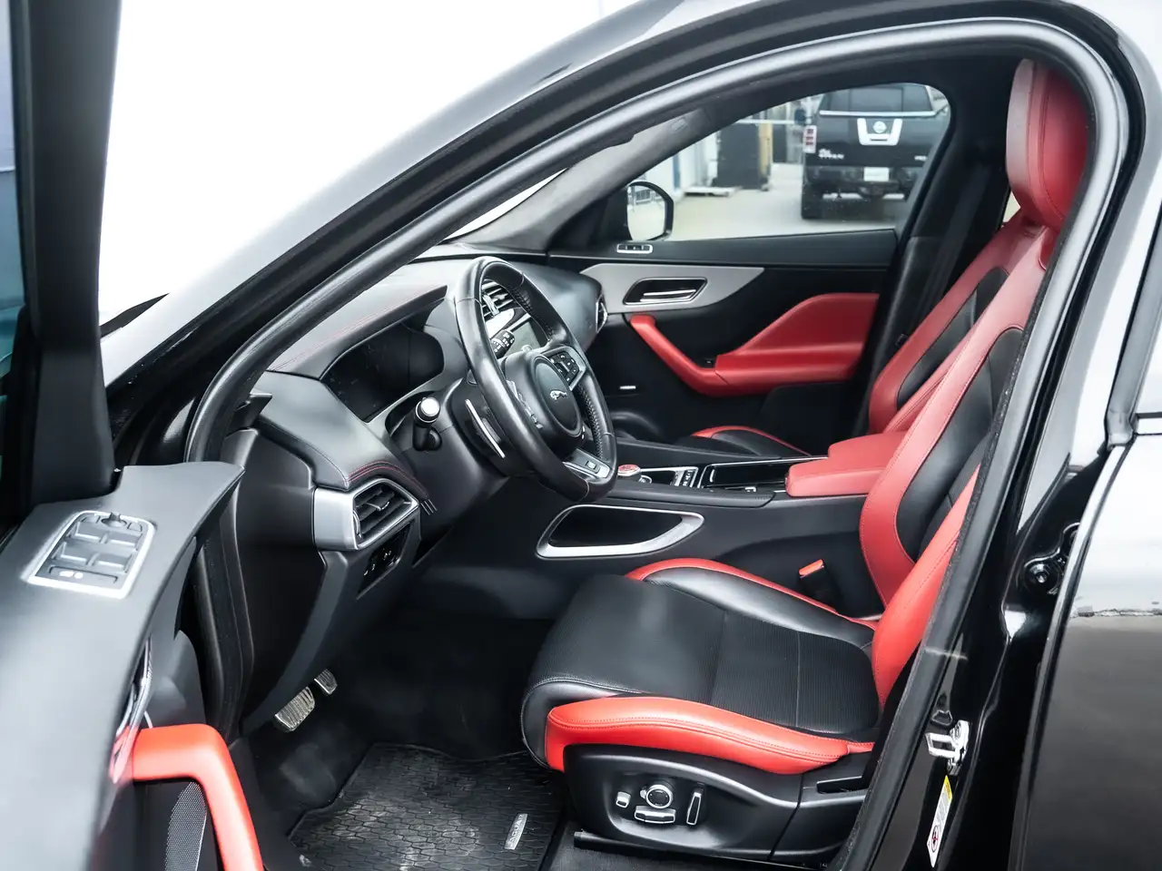 Jaguar F-Pace photo Jaguar F-Pace