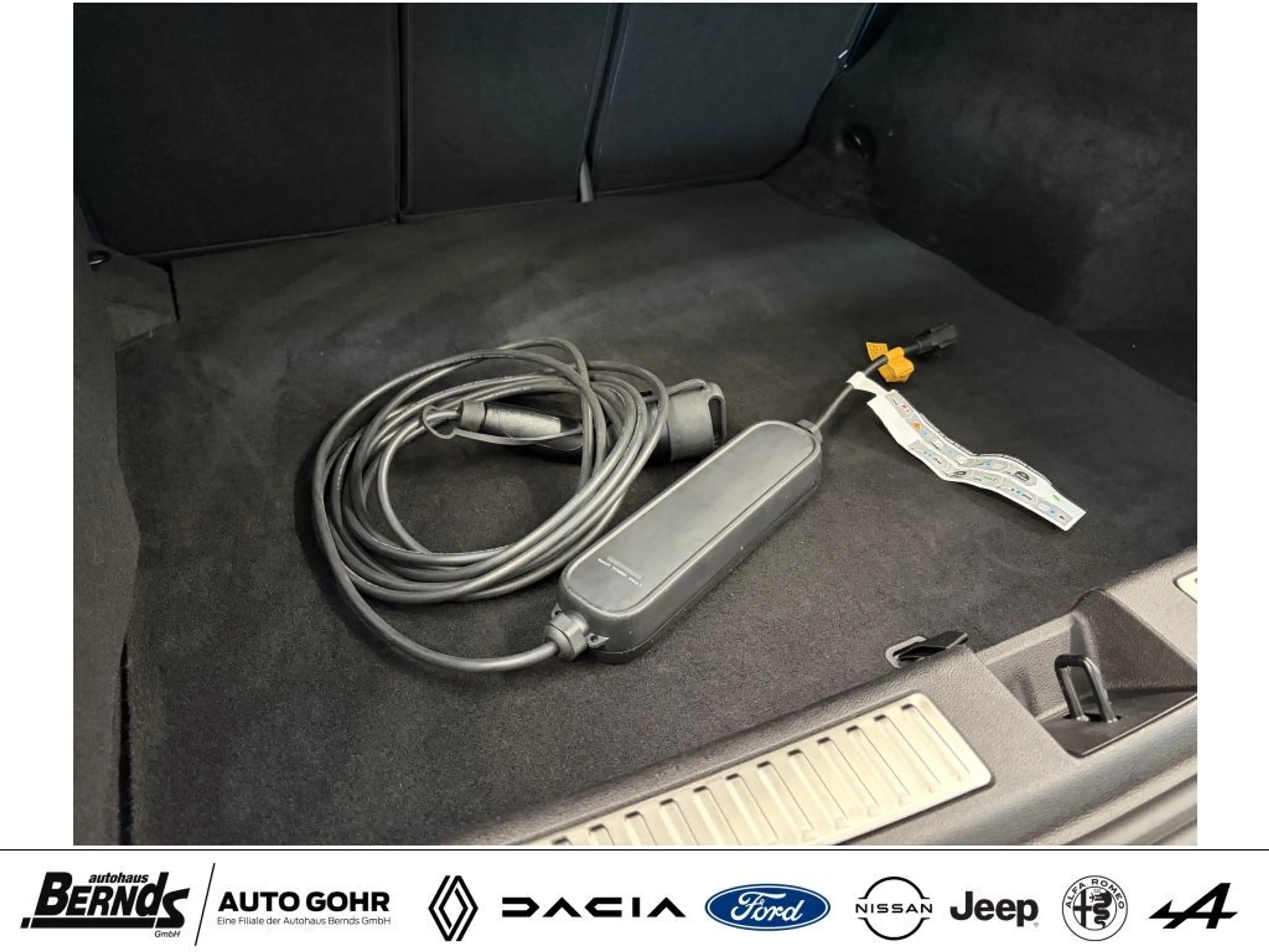 Renault Rafale E-Tech Plug-in Hybrid 300 4x4 Esprit Alpine AUTOM. — photo 12