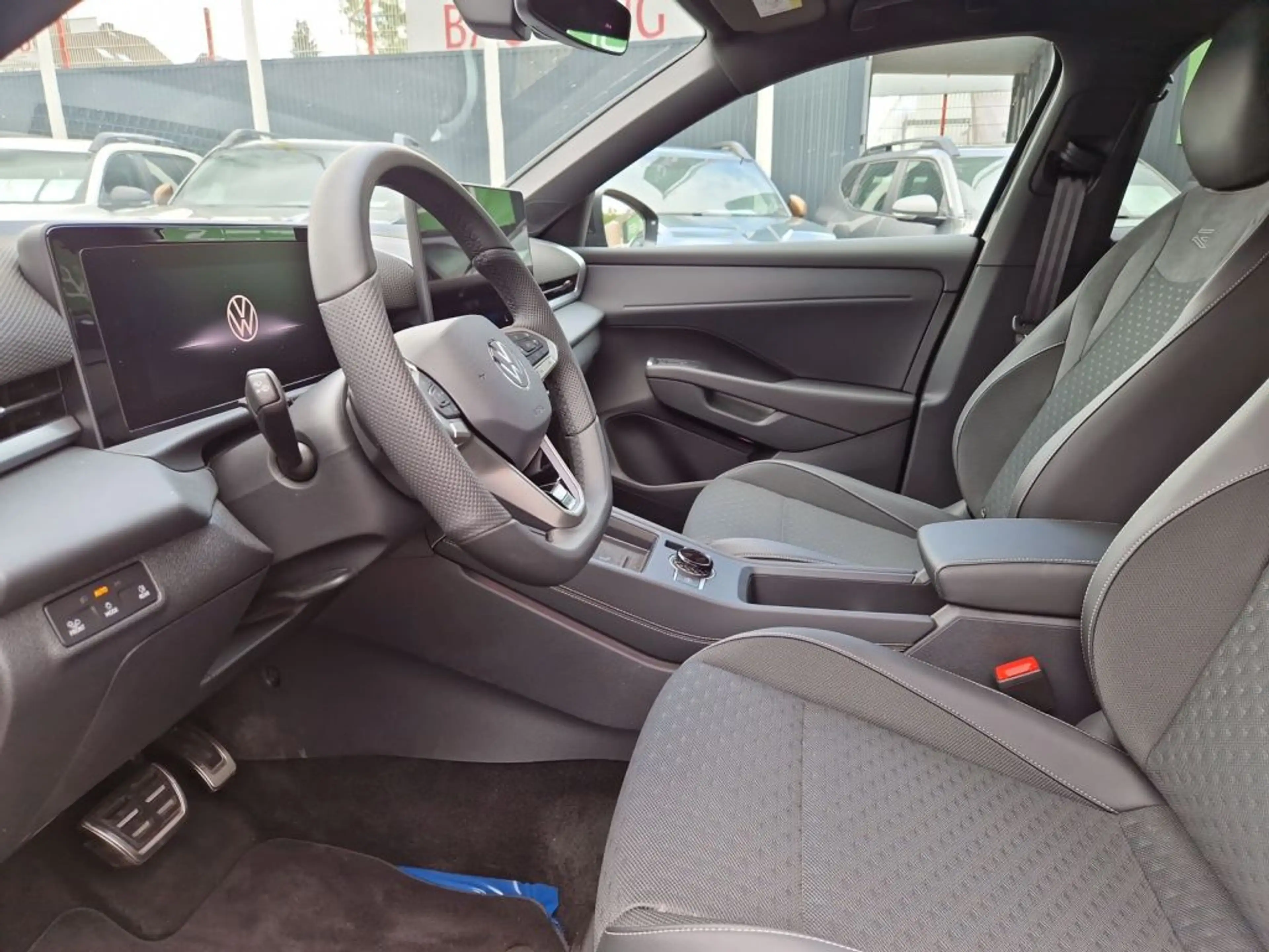 Volkswagen T-Roc 1.5 eTSI OPF DSG R-Line — photo 12