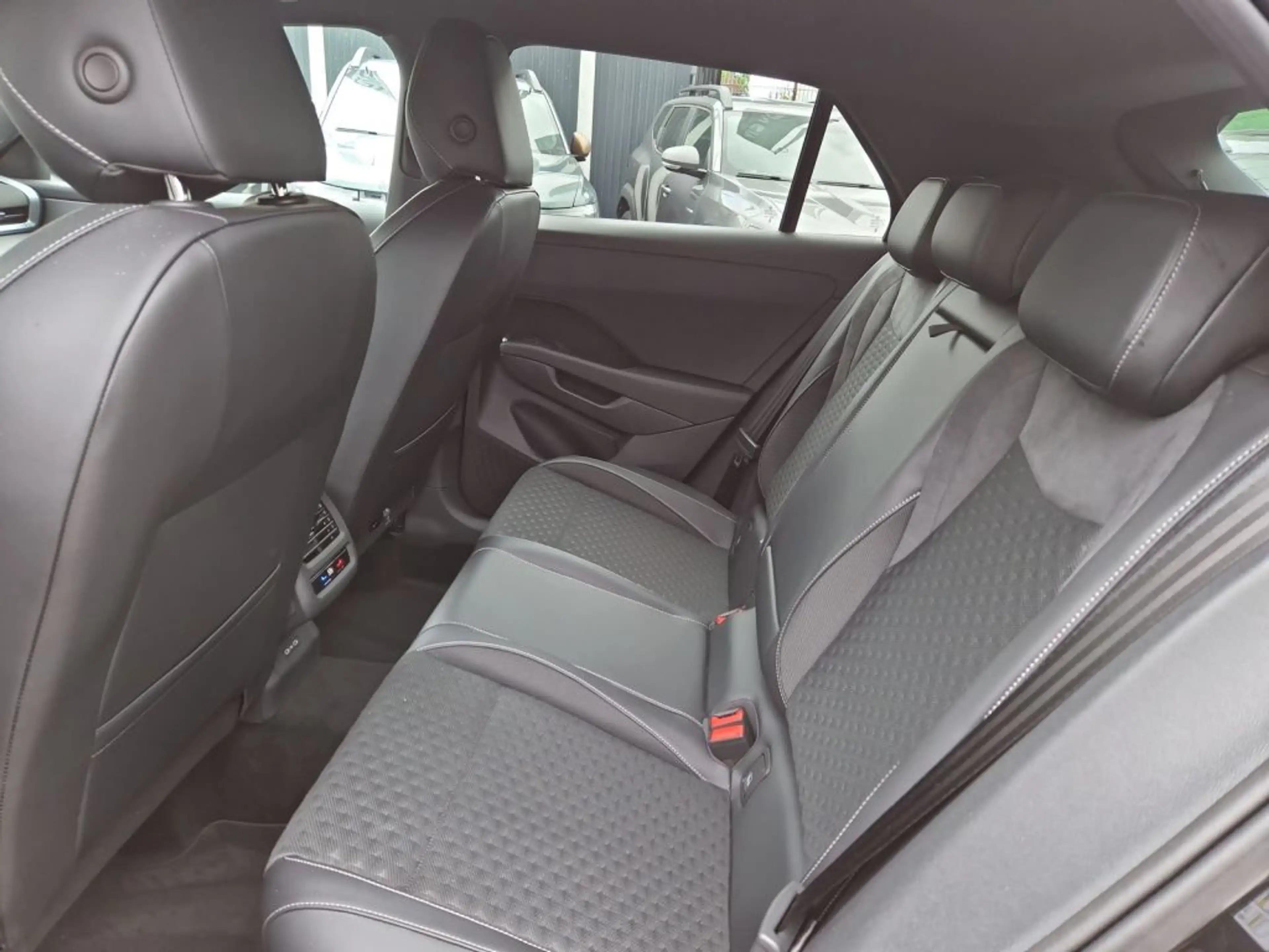 Volkswagen T-Roc 1.5 eTSI OPF DSG R-Line — photo 14