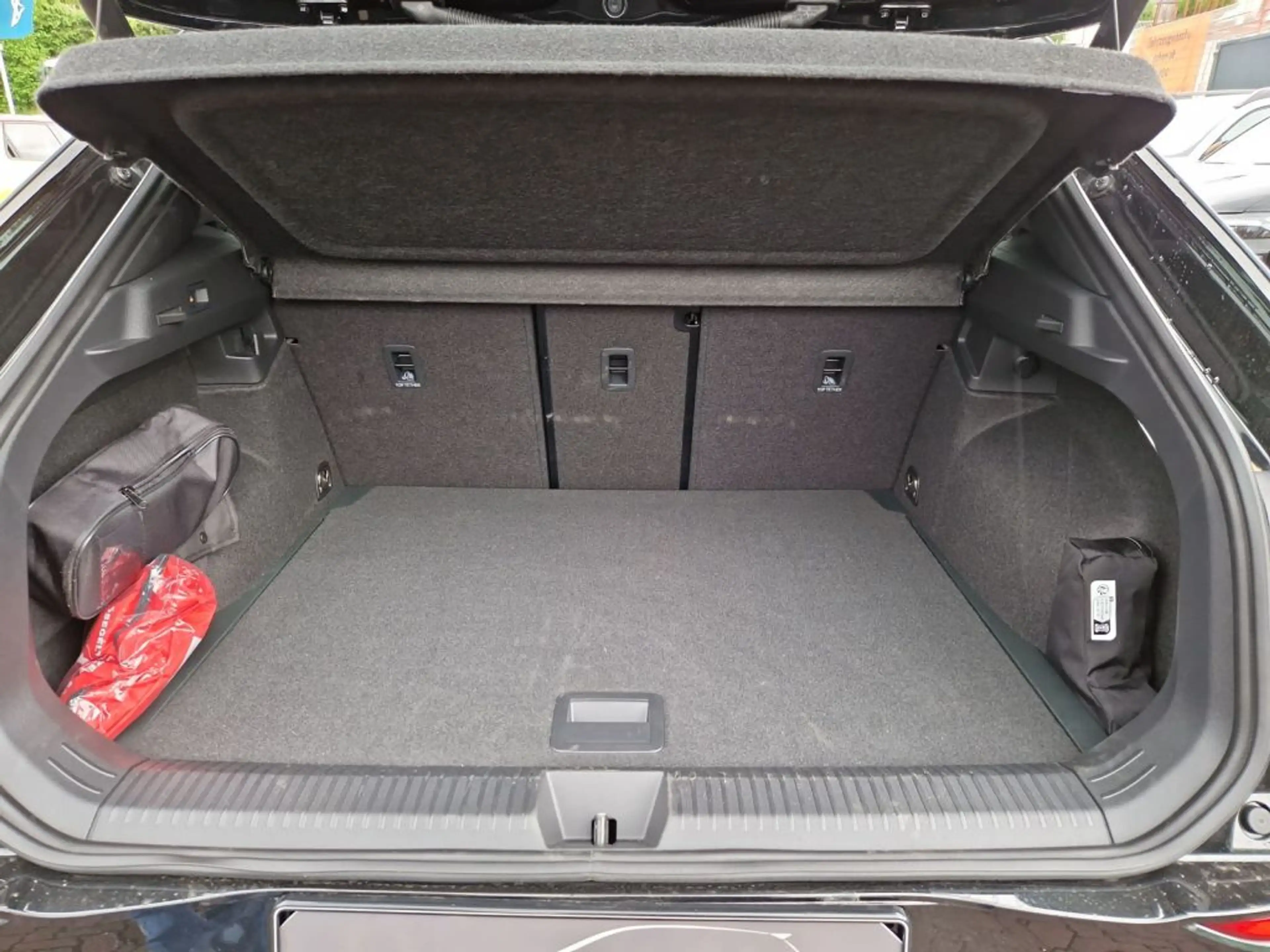 Volkswagen T-Roc 1.5 eTSI OPF DSG R-Line — photo 9