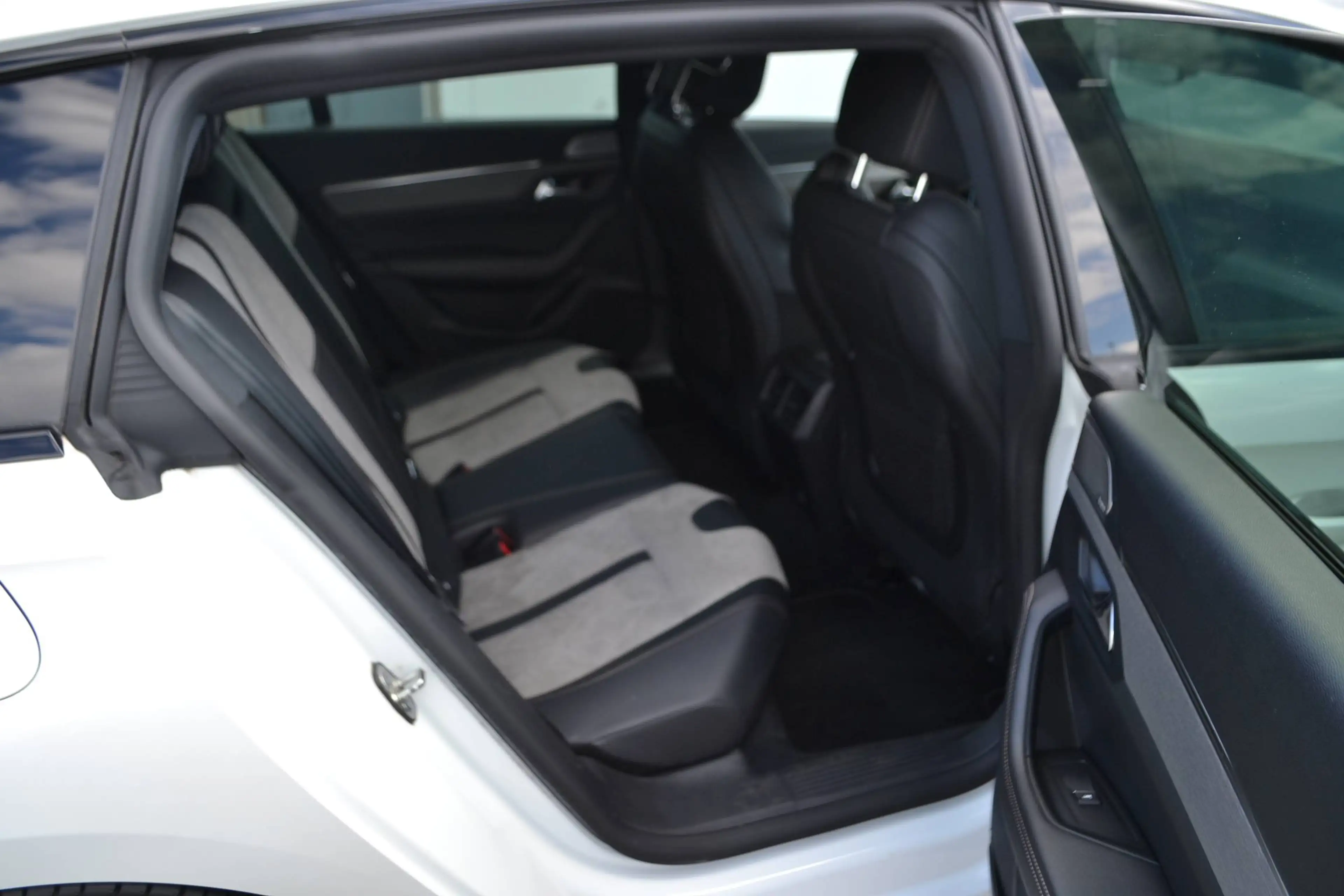 Peugeot 508 508 HYBRID 225 e-EAT8 GT SW*NAVI*LEDER*KAMERA* — photo 5