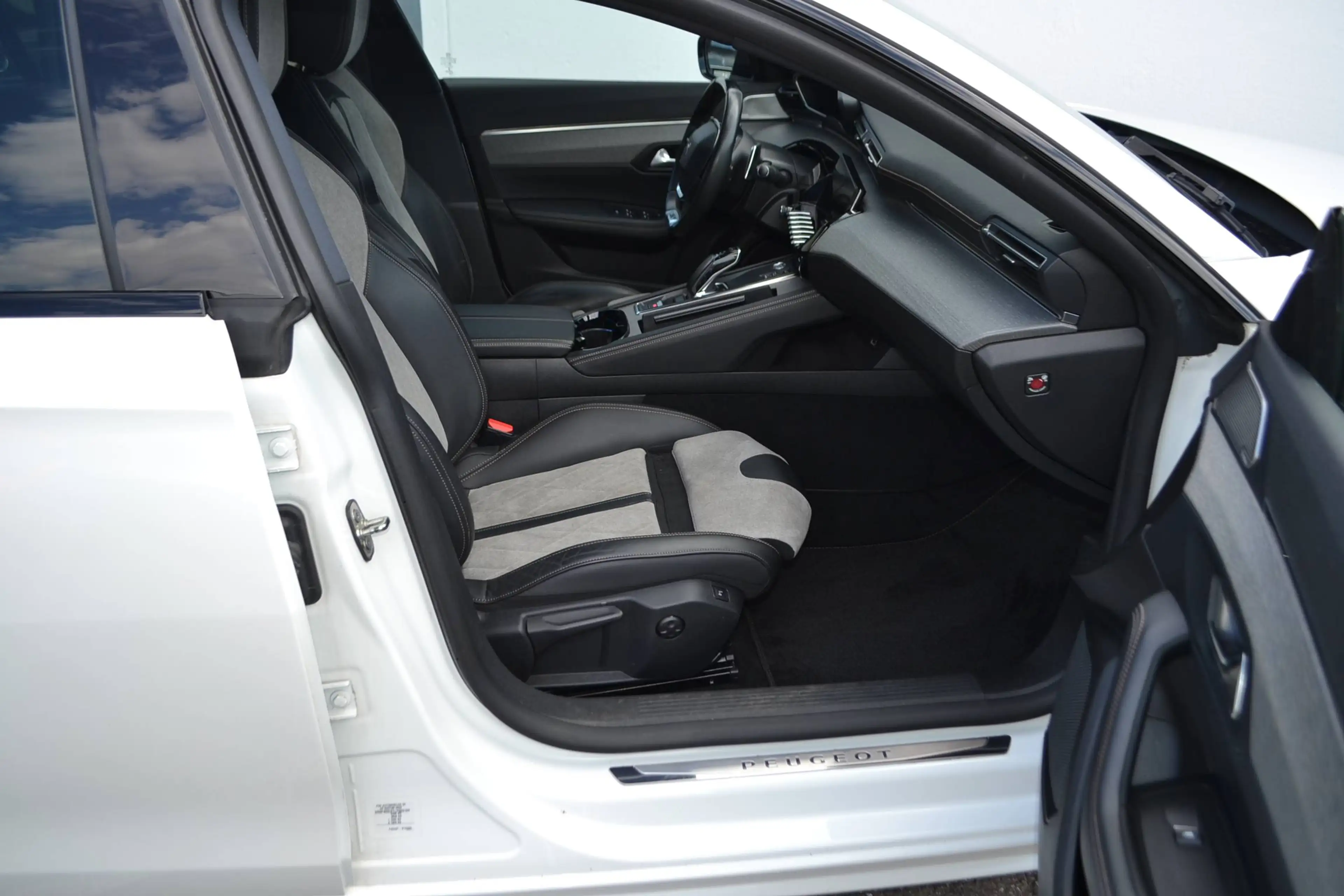 Peugeot 508 508 HYBRID 225 e-EAT8 GT SW*NAVI*LEDER*KAMERA* — photo 4