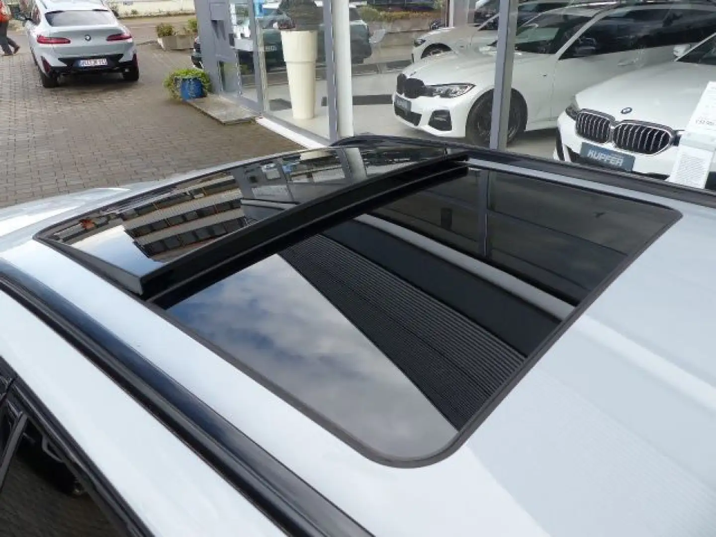BMW 330 e xDrive Tou°M Sportp.°Pano°el.Sitze+M°AdLED Grijs - 2