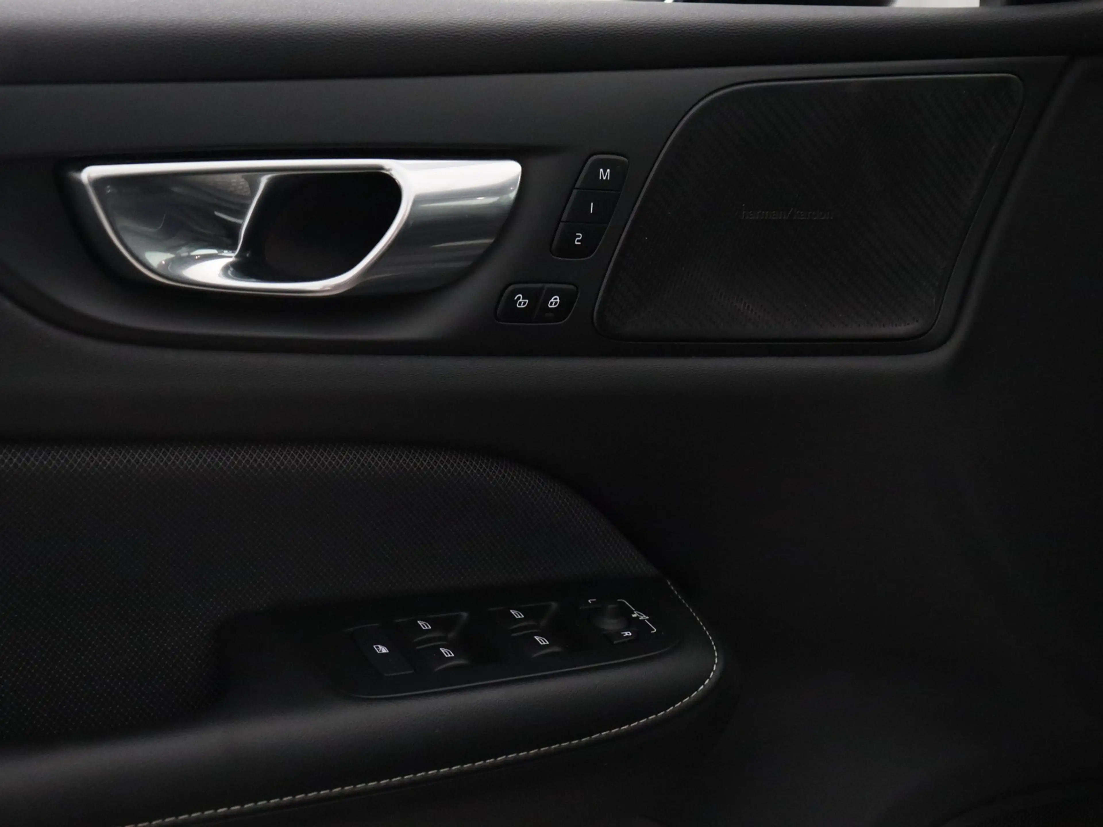 Volvo S60 2.0 Recharge T8 AWD R-Design SOH 98% (Trekhaak / P — photo 10