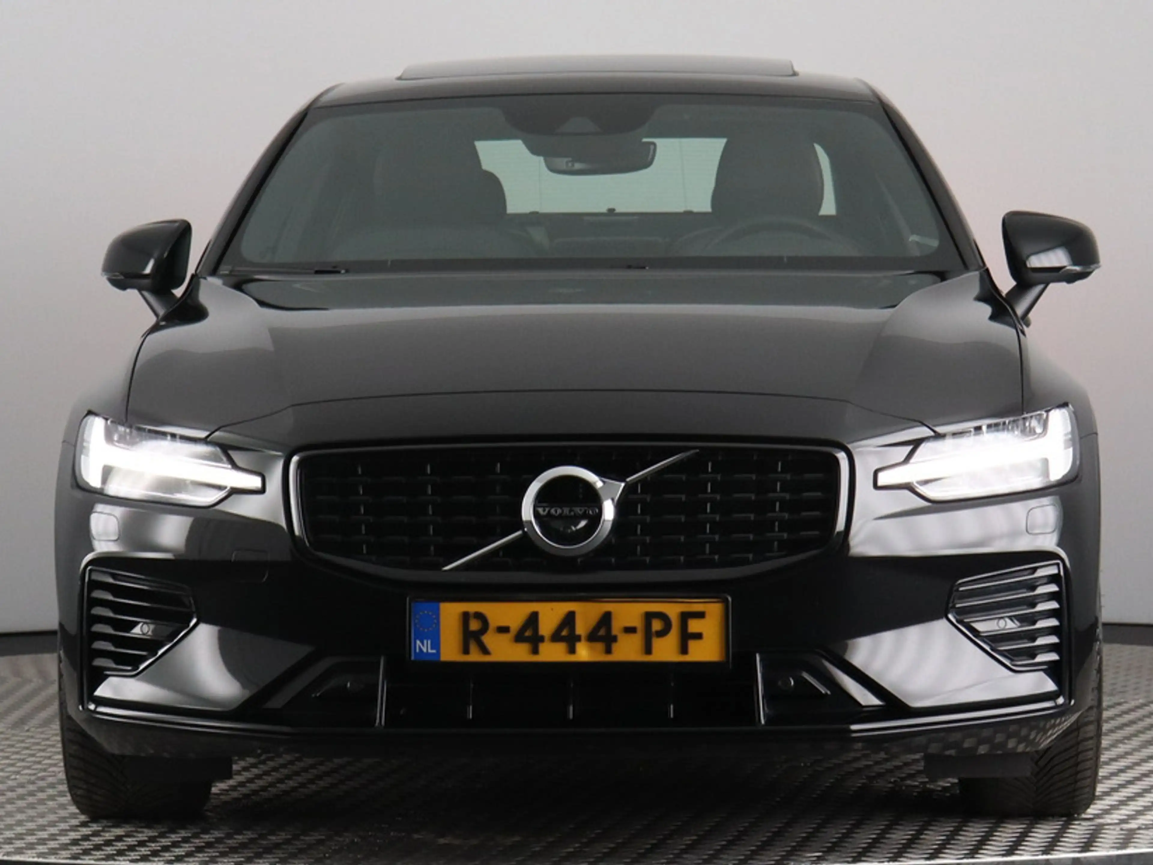 Volvo S60 2.0 Recharge T8 AWD R-Design SOH 98% (Trekhaak / P — photo 4