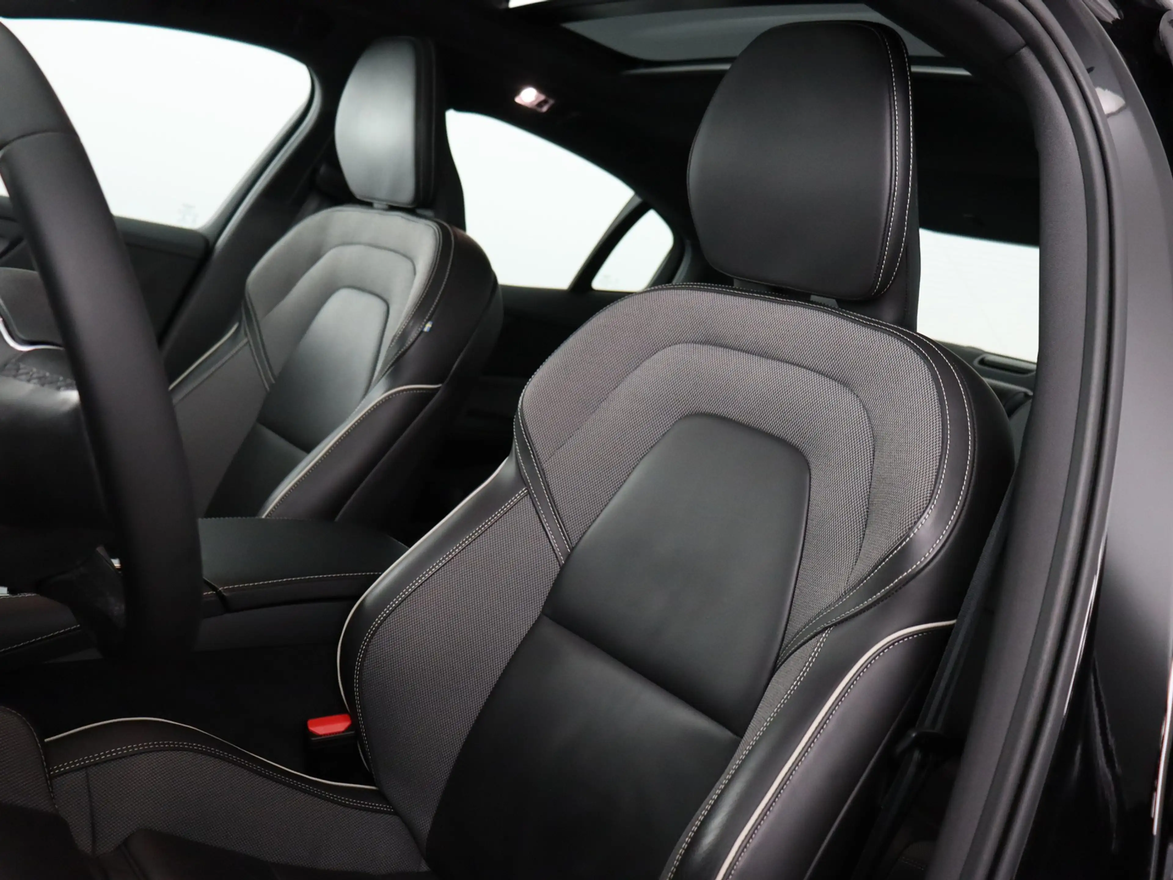 Volvo S60 2.0 Recharge T8 AWD R-Design SOH 98% (Trekhaak / P — photo 12