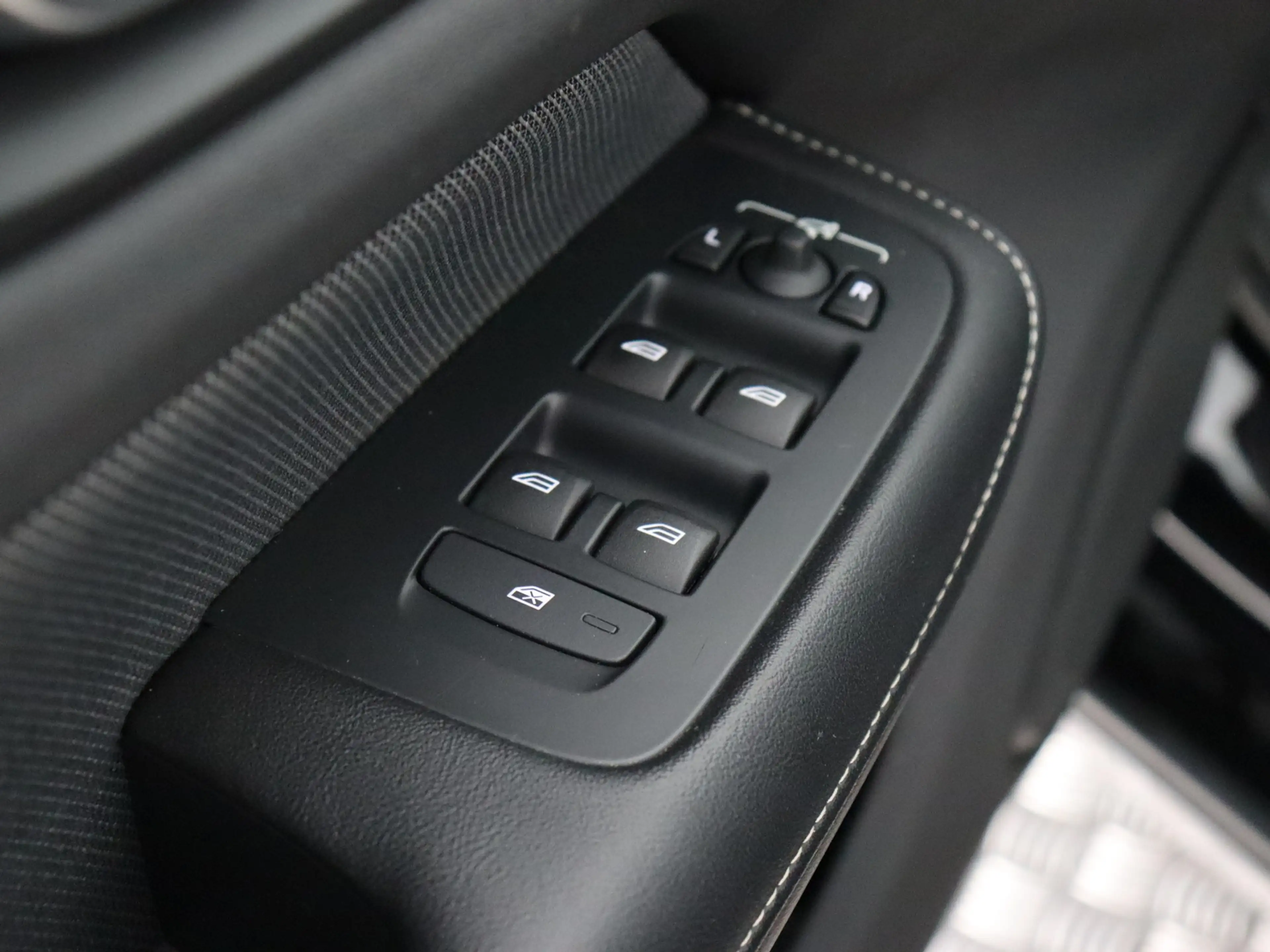 Volvo S60 2.0 Recharge T8 AWD R-Design SOH 98% (Trekhaak / P — photo 11