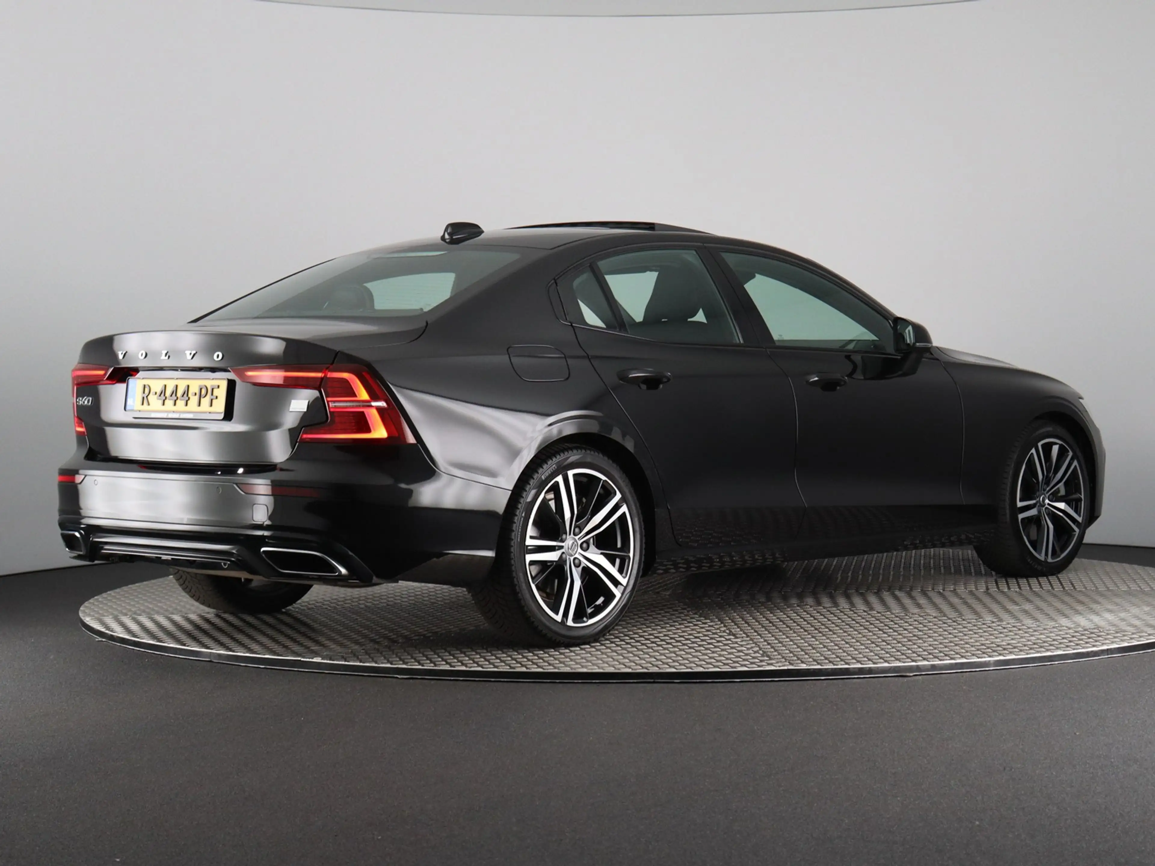 Volvo S60 2.0 Recharge T8 AWD R-Design SOH 98% (Trekhaak / P — photo 2