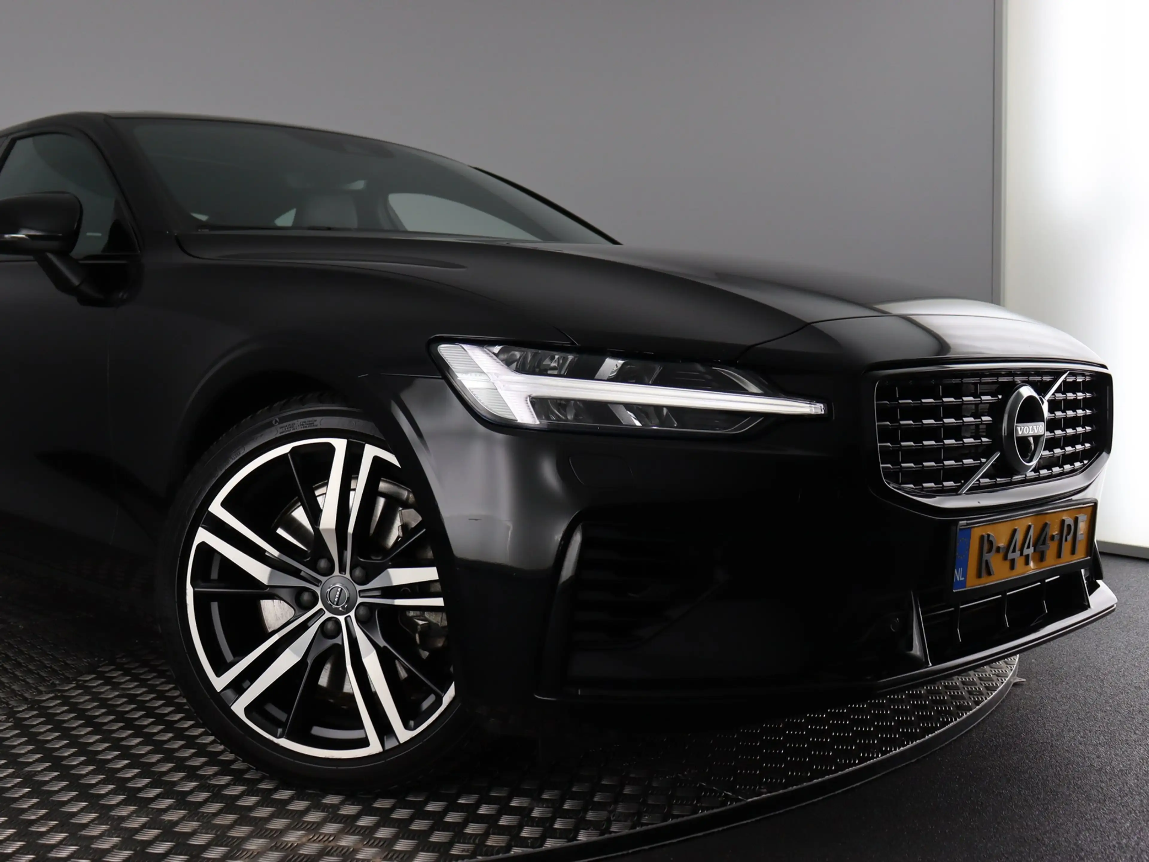 Volvo S60 2.0 Recharge T8 AWD R-Design SOH 98% (Trekhaak / P — photo 5