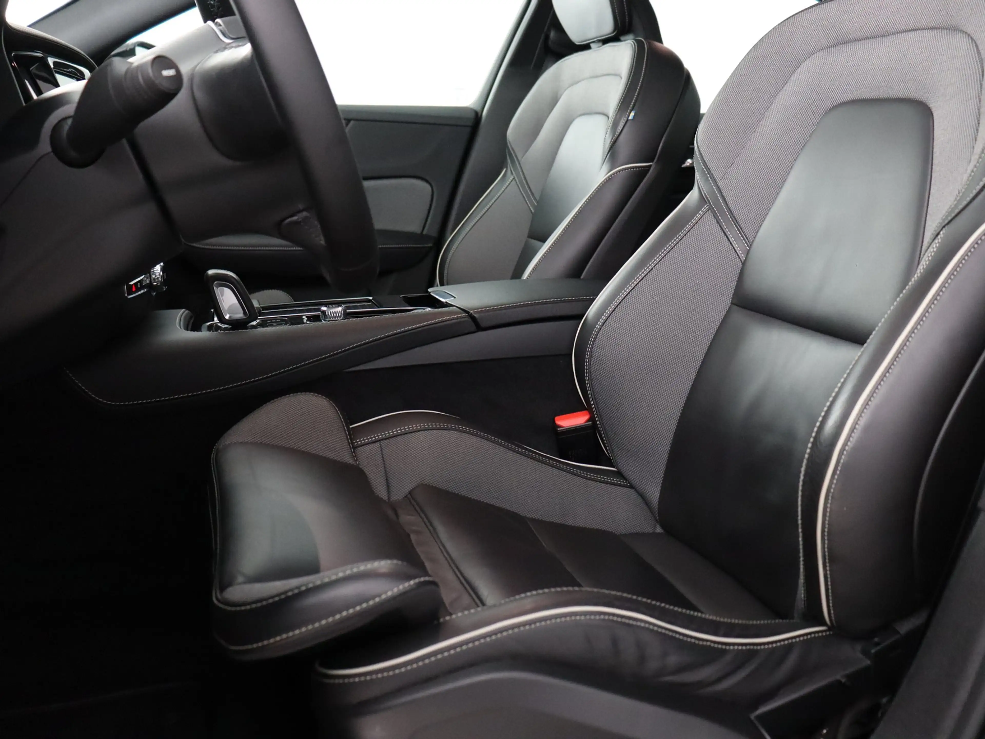 Volvo S60 2.0 Recharge T8 AWD R-Design SOH 98% (Trekhaak / P — photo 13