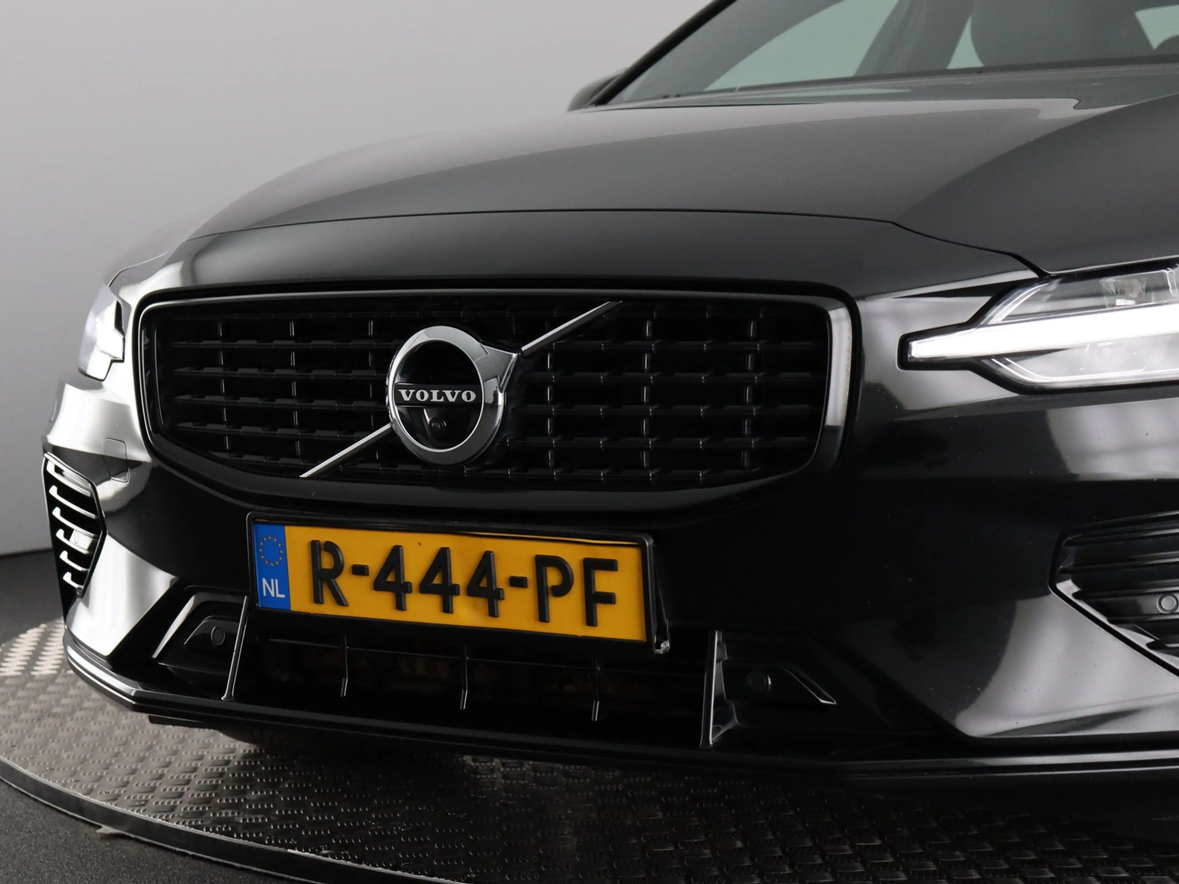 Volvo S60 2.0 Recharge T8 AWD R-Design SOH 98% (Trekhaak / P — photo 9