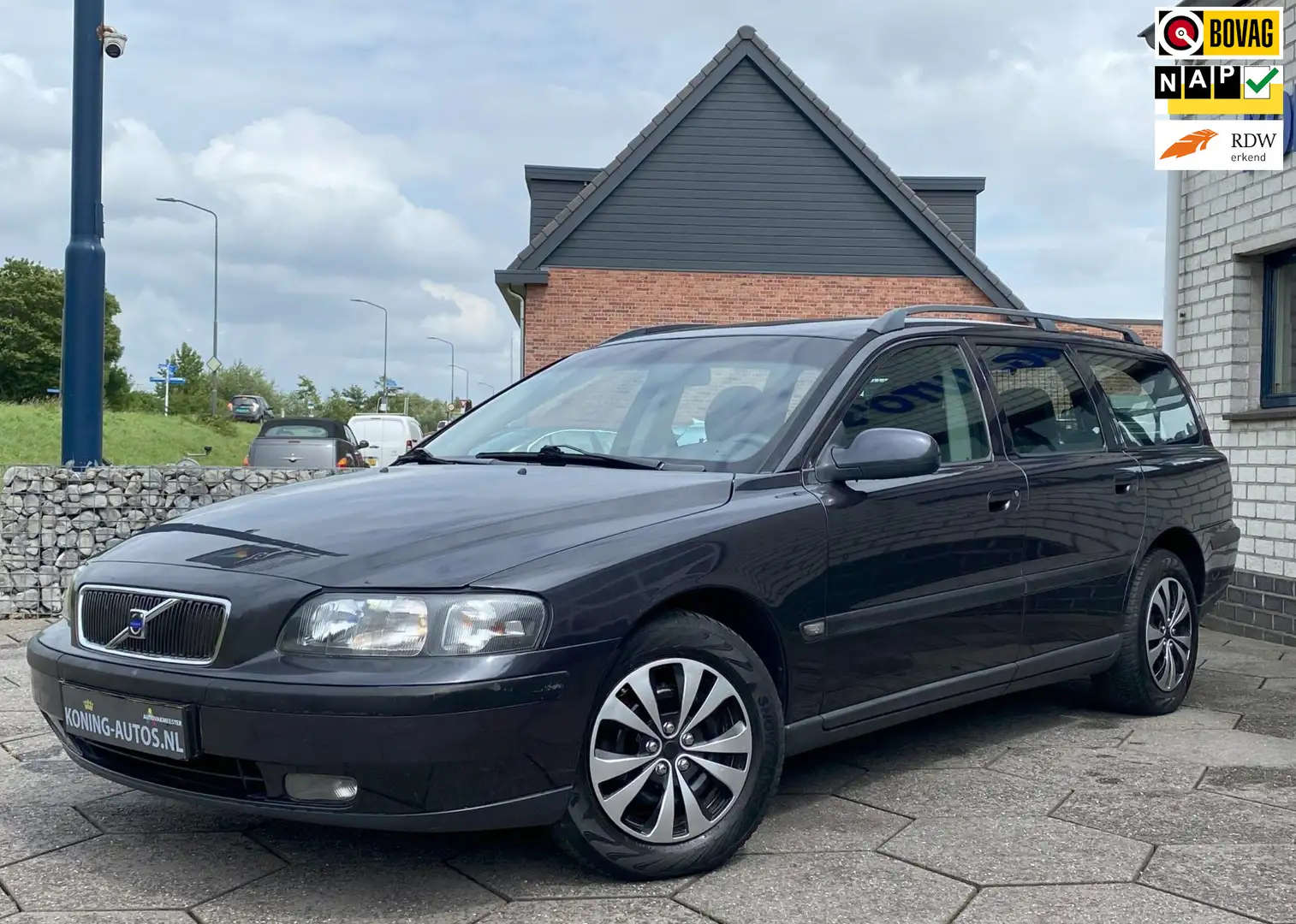 Volvo V70 2.4 Comfort Line Autom/ Trekhaak/ Clima/ NAP Gris - 1
