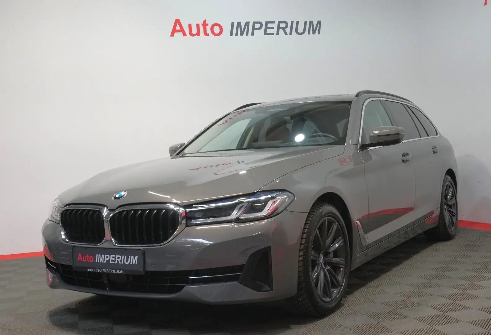 BMW 540 i xDrive Touring*LASER*PANO*ACC*Luftfederung Grau - 1