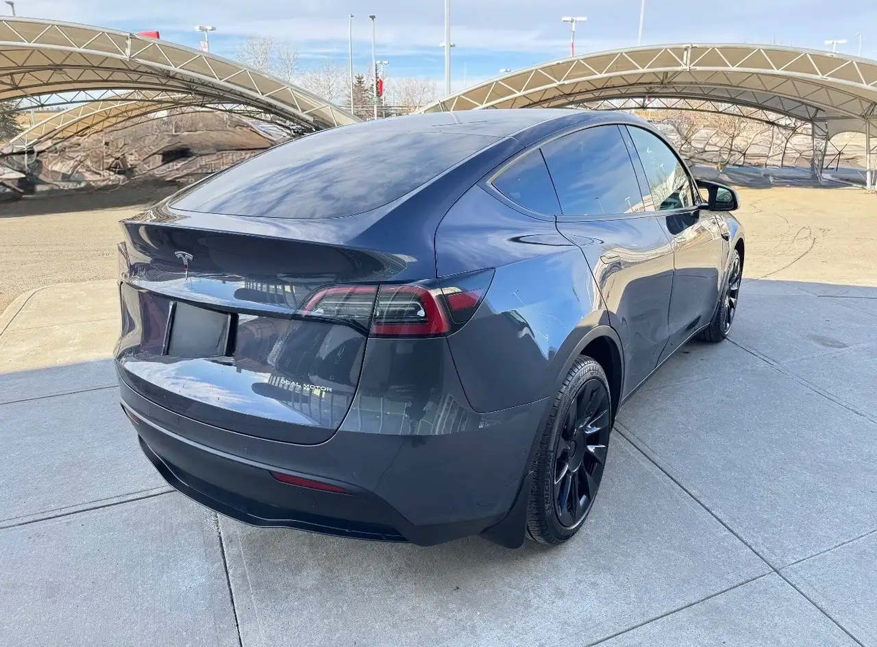Tesla Model Y photo Tesla Model Y