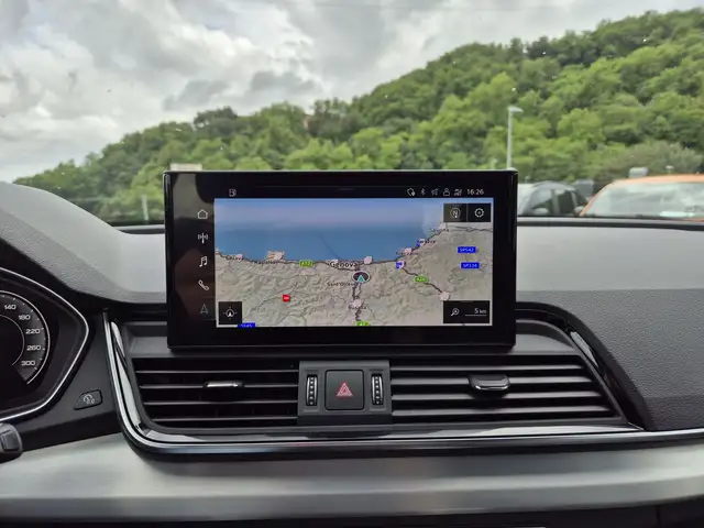 Audi Q5 view 11