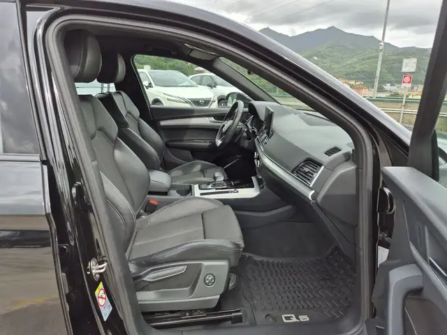 Audi Q5 view 9