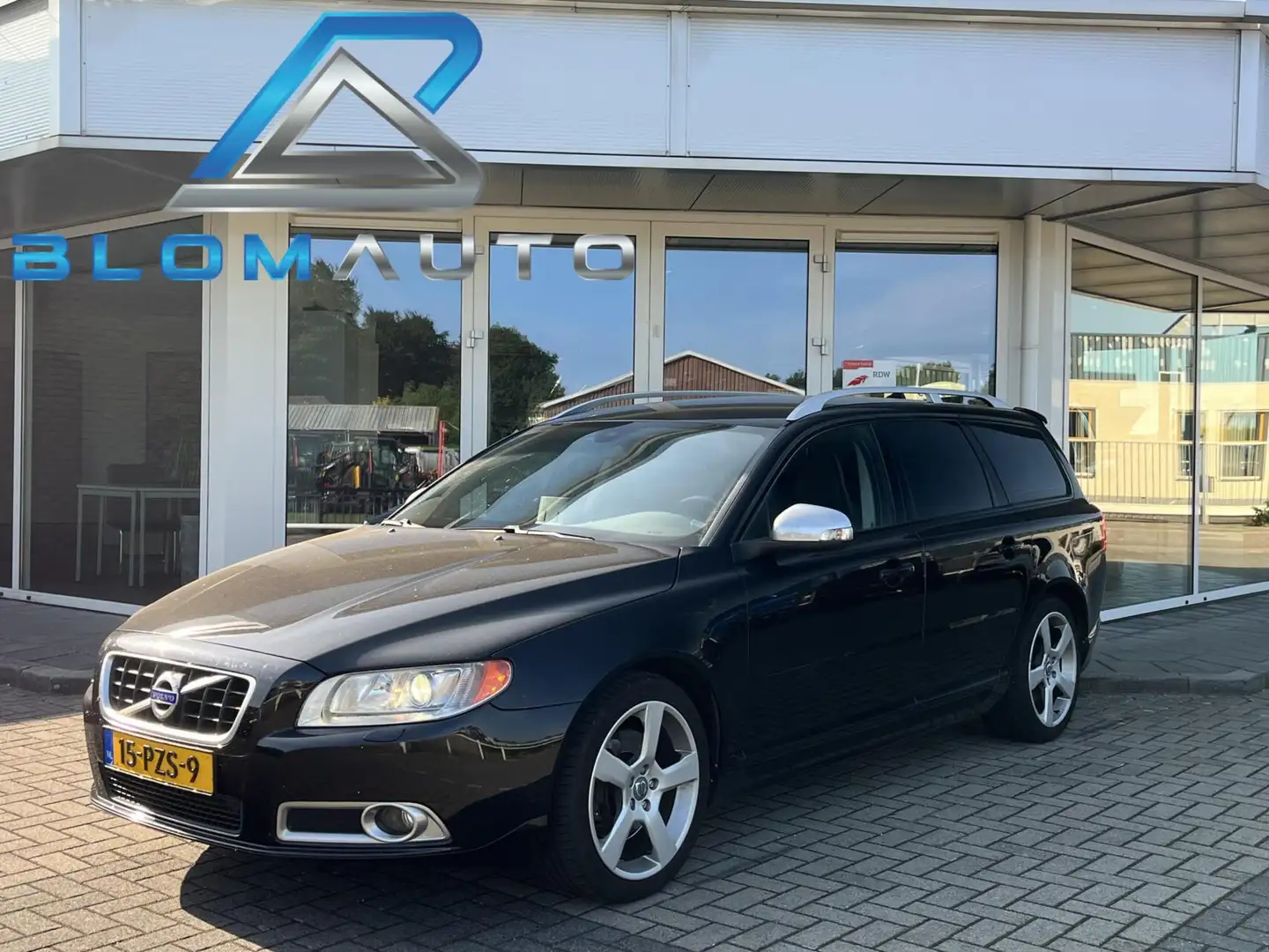 Volvo V70 2.0T 203PK R-Design NAVI+LEDER+XENON+TREKHAAK+PDC Zwart - 1