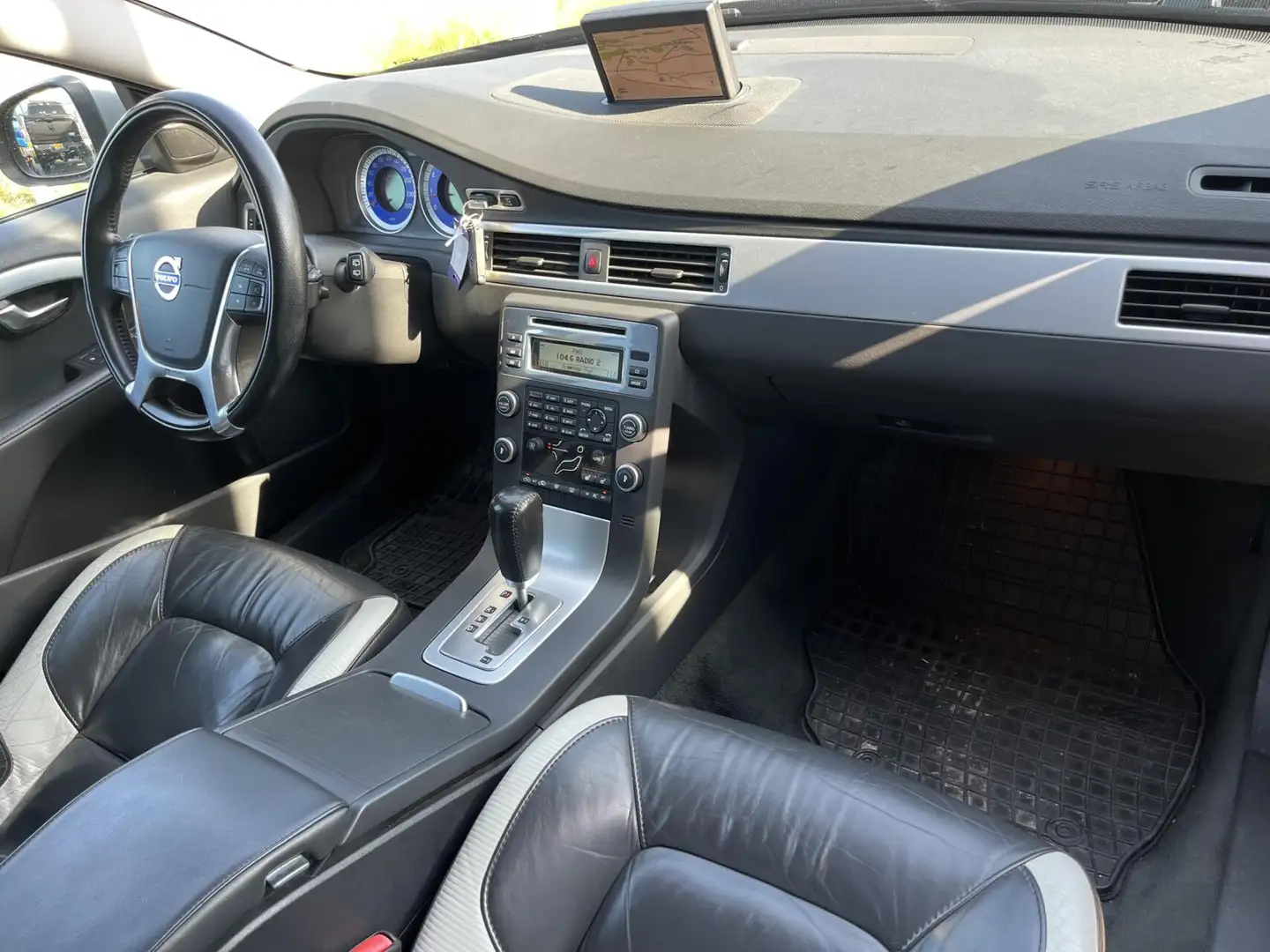 Volvo V70 2.0T 203PK R-Design NAVI+LEDER+XENON+TREKHAAK+PDC Zwart - 2