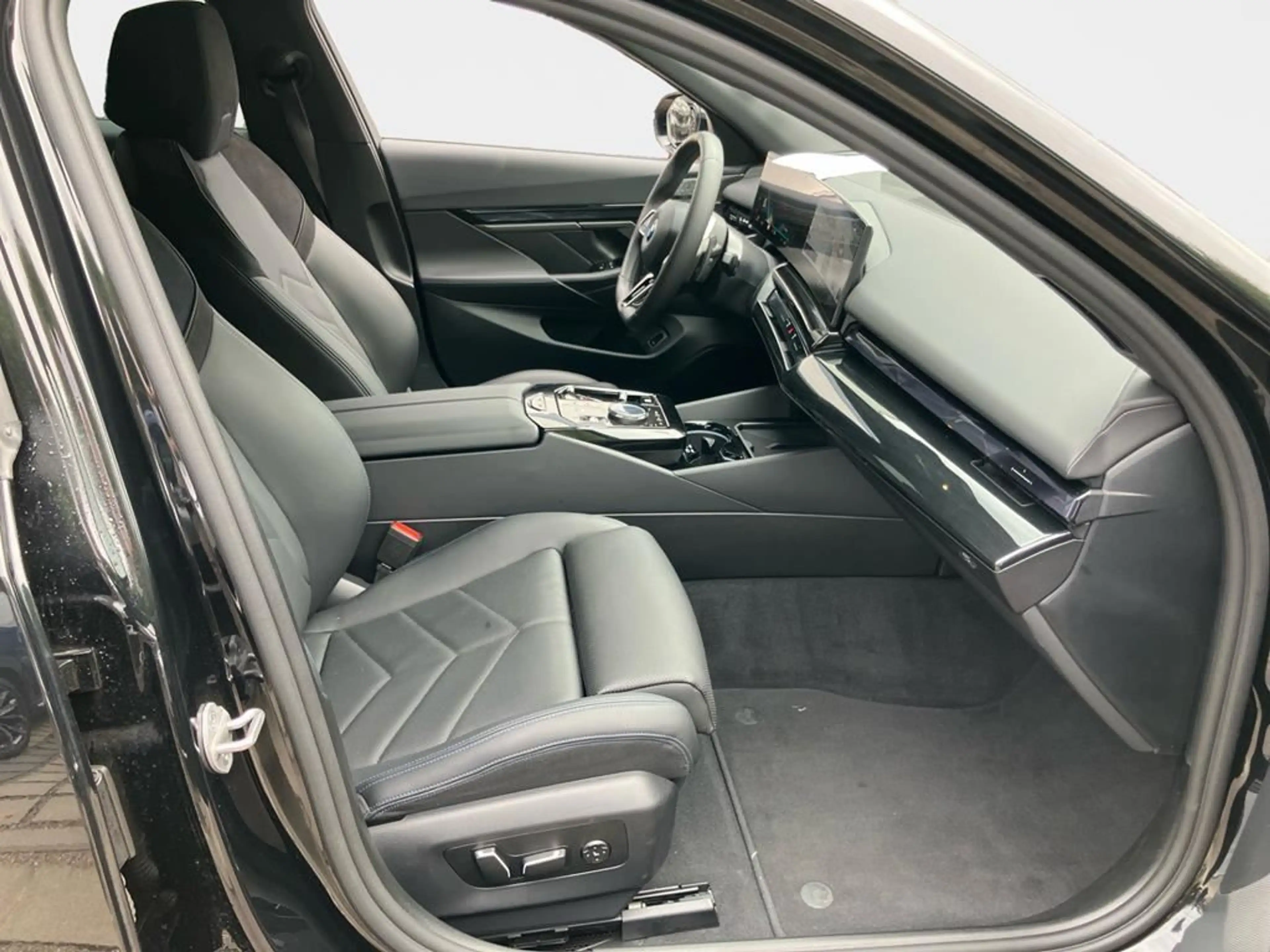 BMW 520 M Sport Pro — photo 14