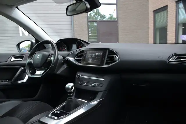 Peugeot 308 view 11