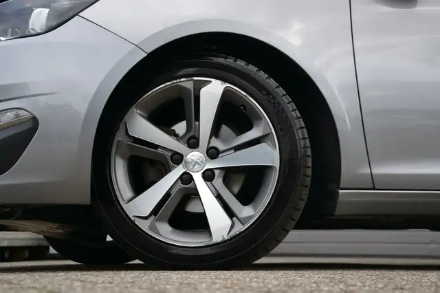 Peugeot 308 view 5