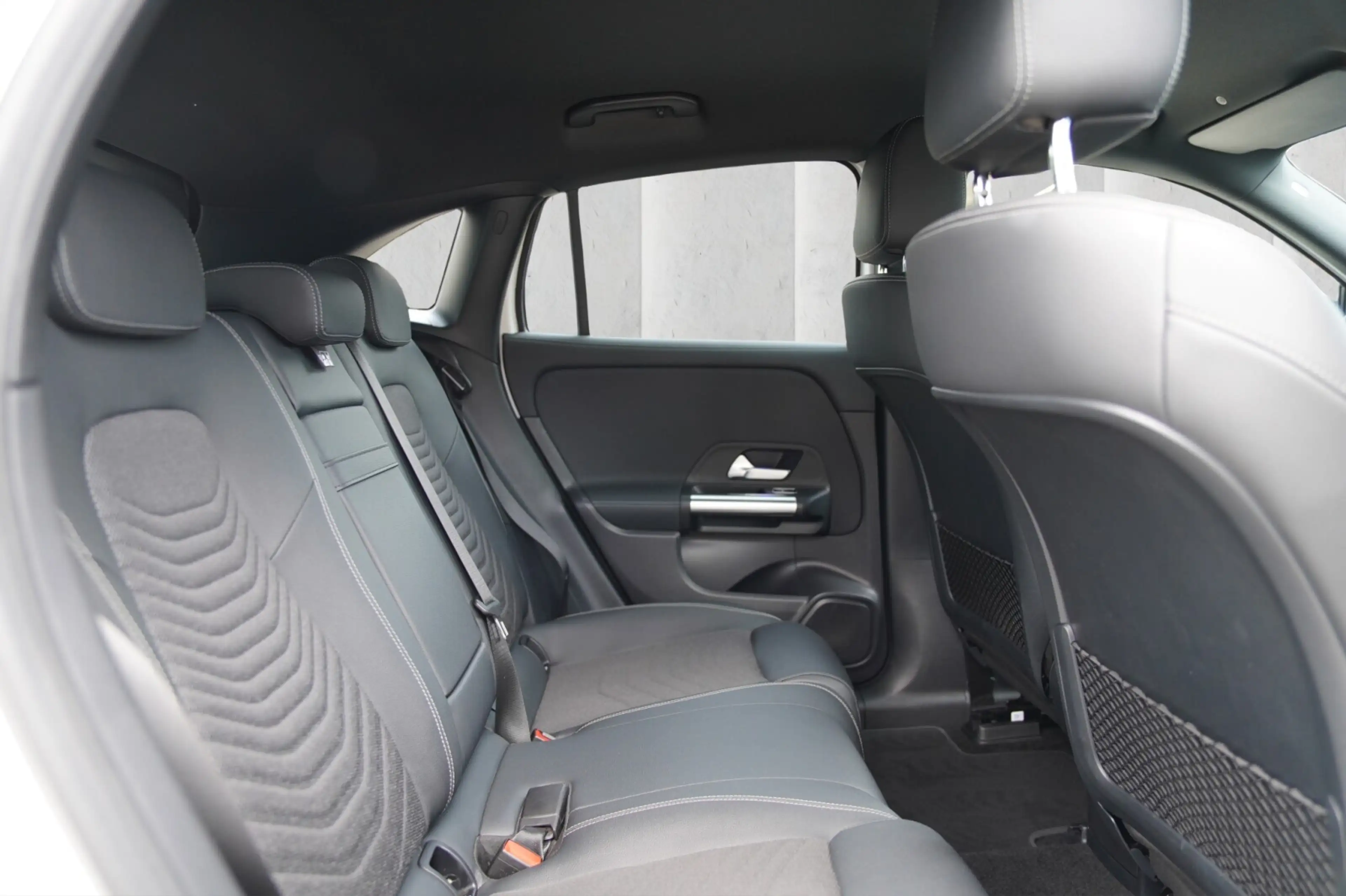 Mercedes-Benz EQA 300 EQA 300 4MATIC Progressive — photo 10