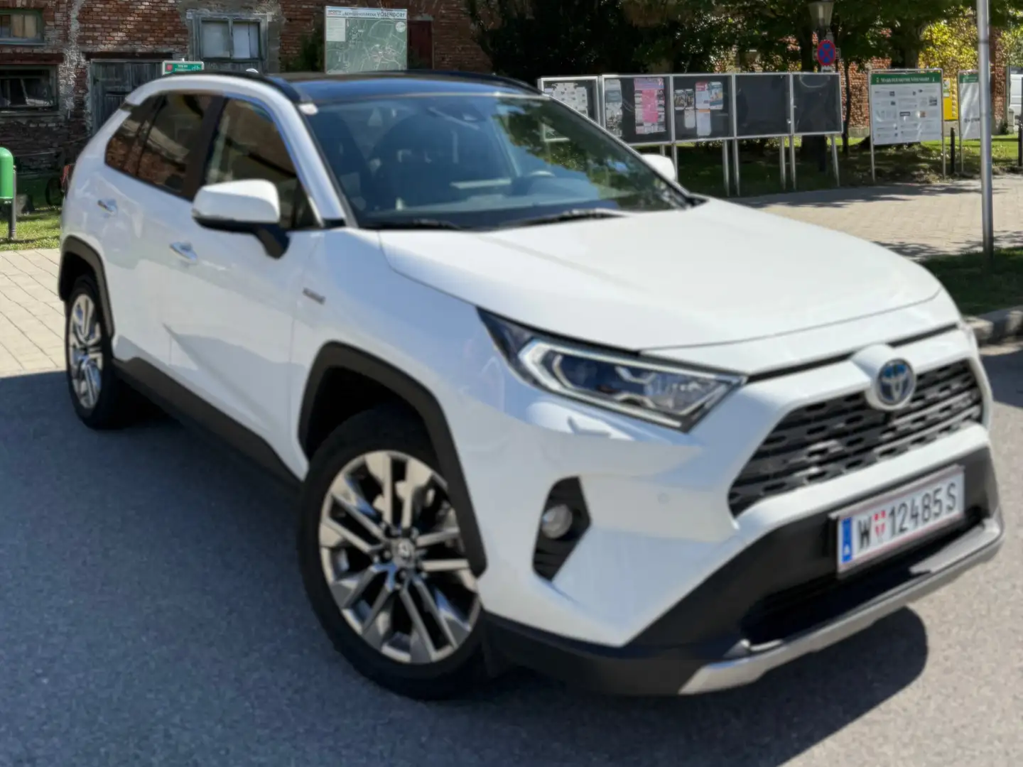 Toyota RAV 4 RAV4 2,5 Hybrid VIP AWD VIP Weiß - 1