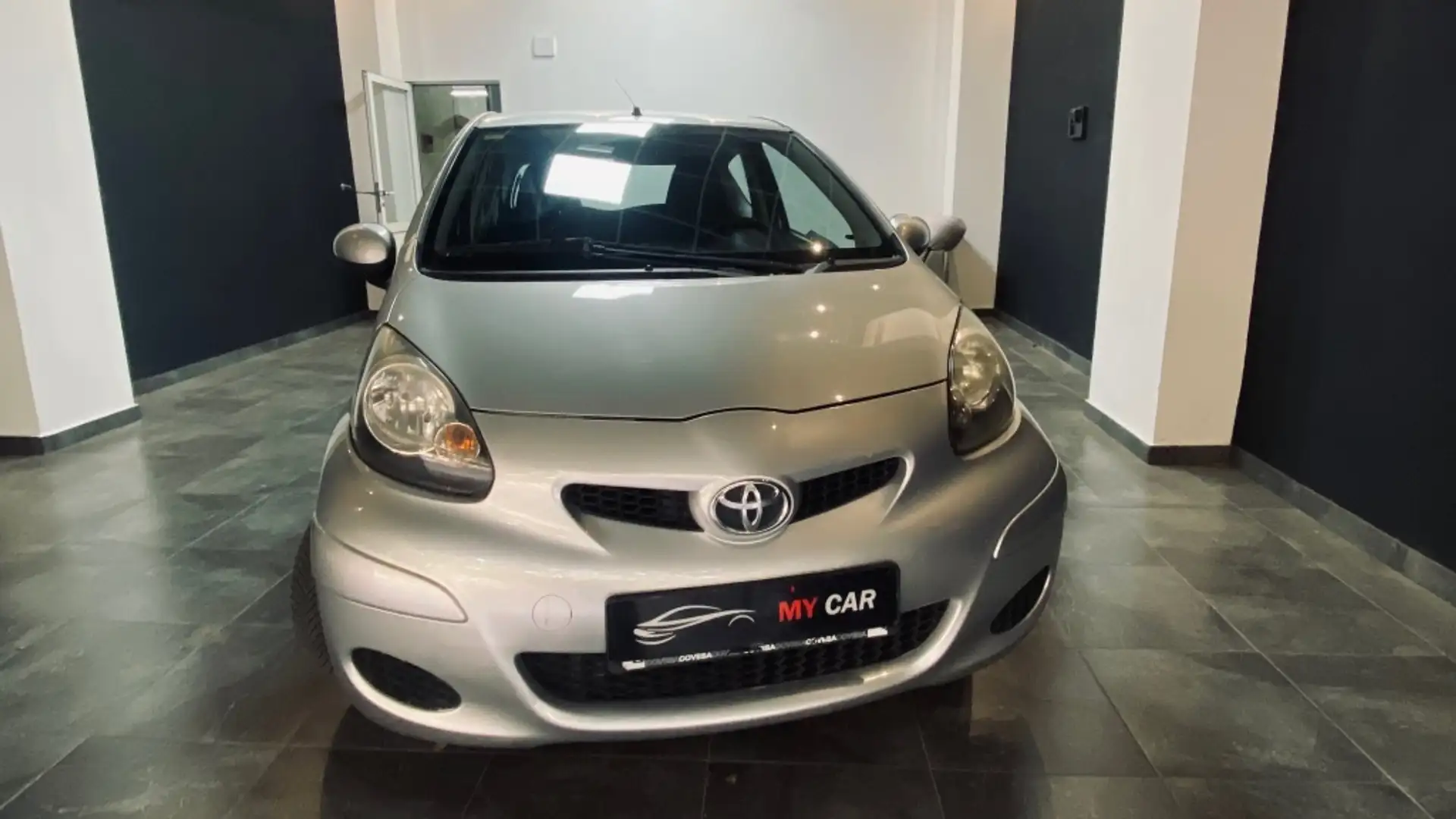 Toyota Aygo 1.0 VVT-i Connect Gris - 1