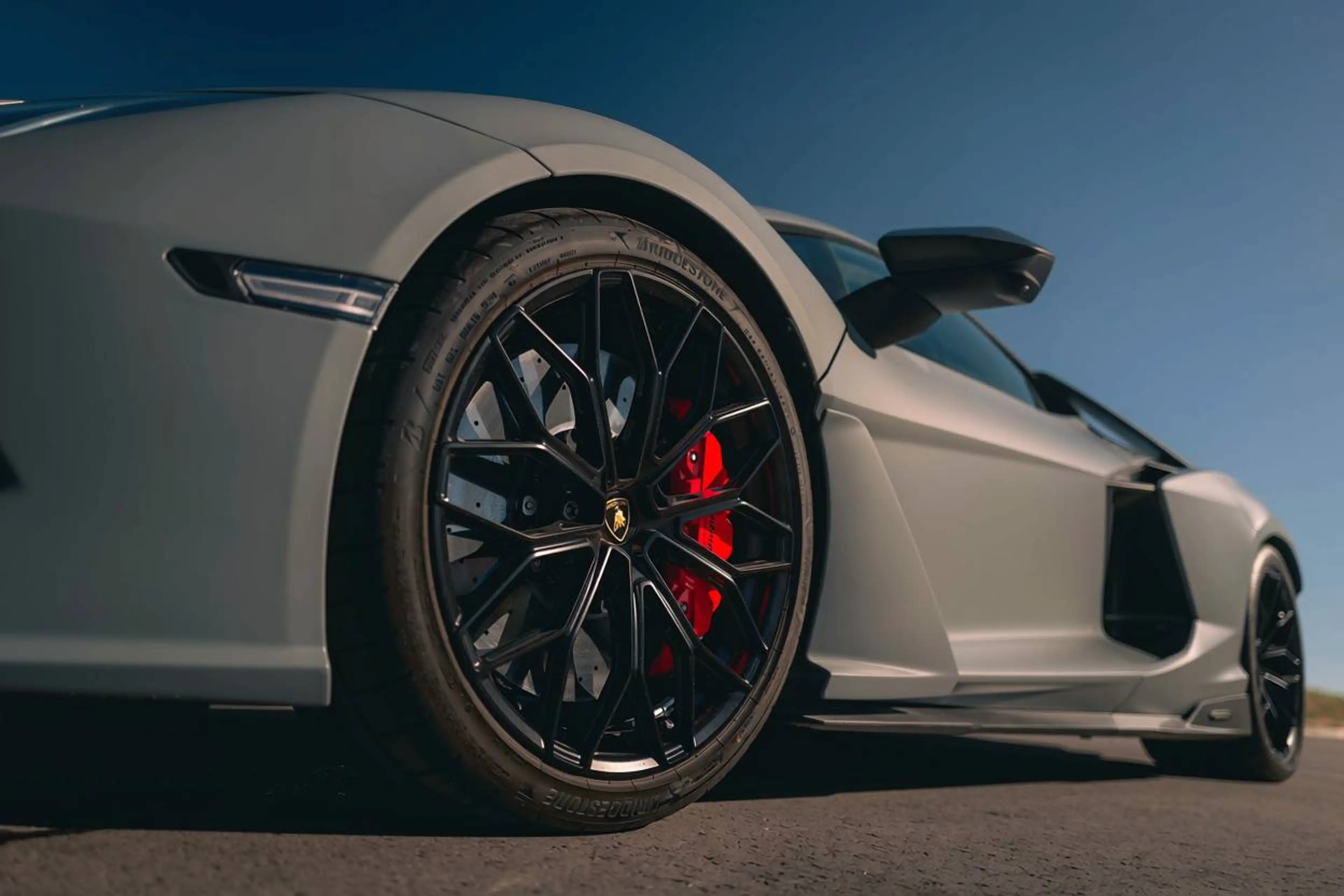 Lamborghini Revuelto Revuelto - Carbon, Grigio Vulcano, Passenger — photo 11
