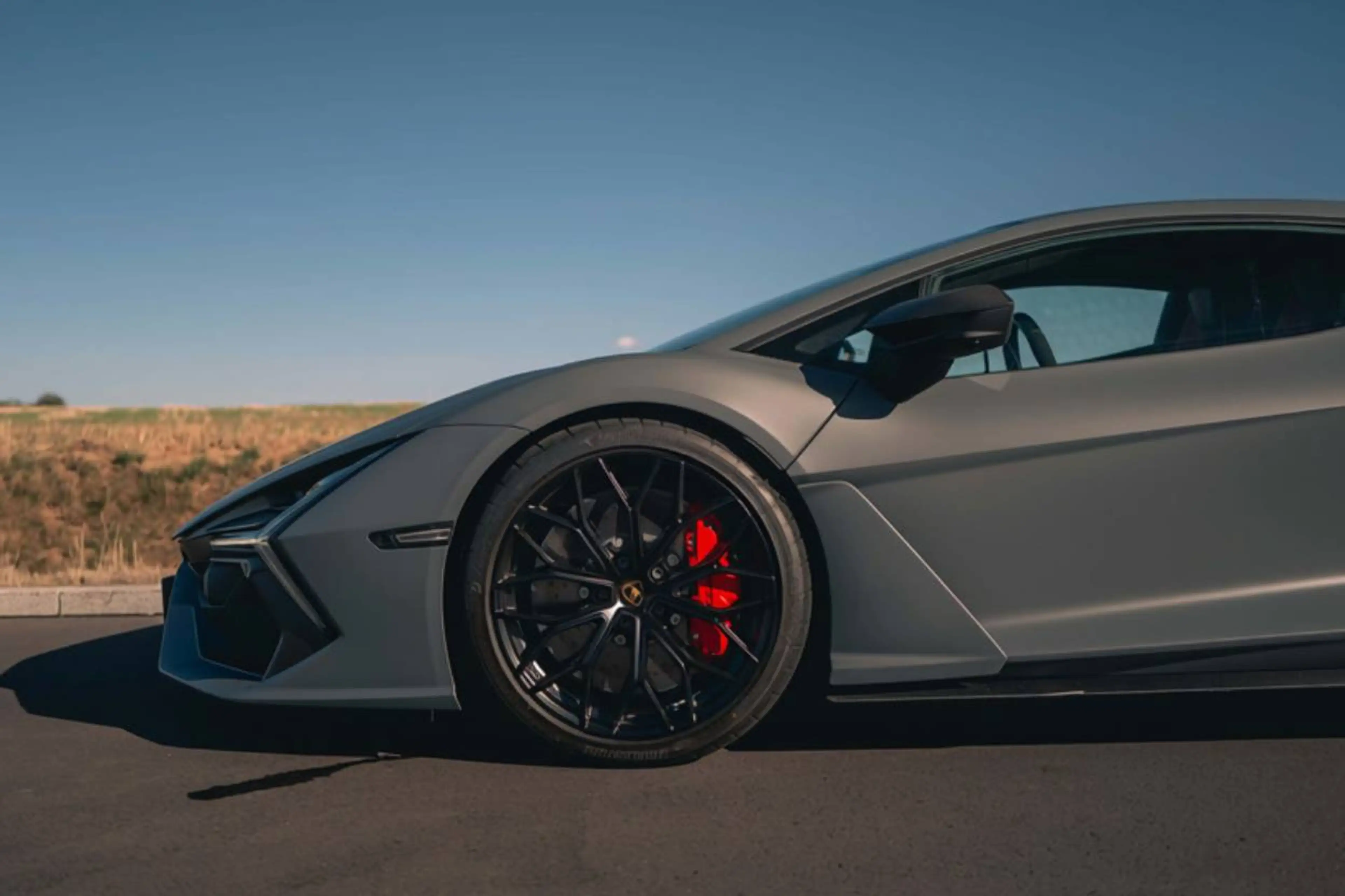 Lamborghini Revuelto Revuelto - Carbon, Grigio Vulcano, Passenger — photo 10