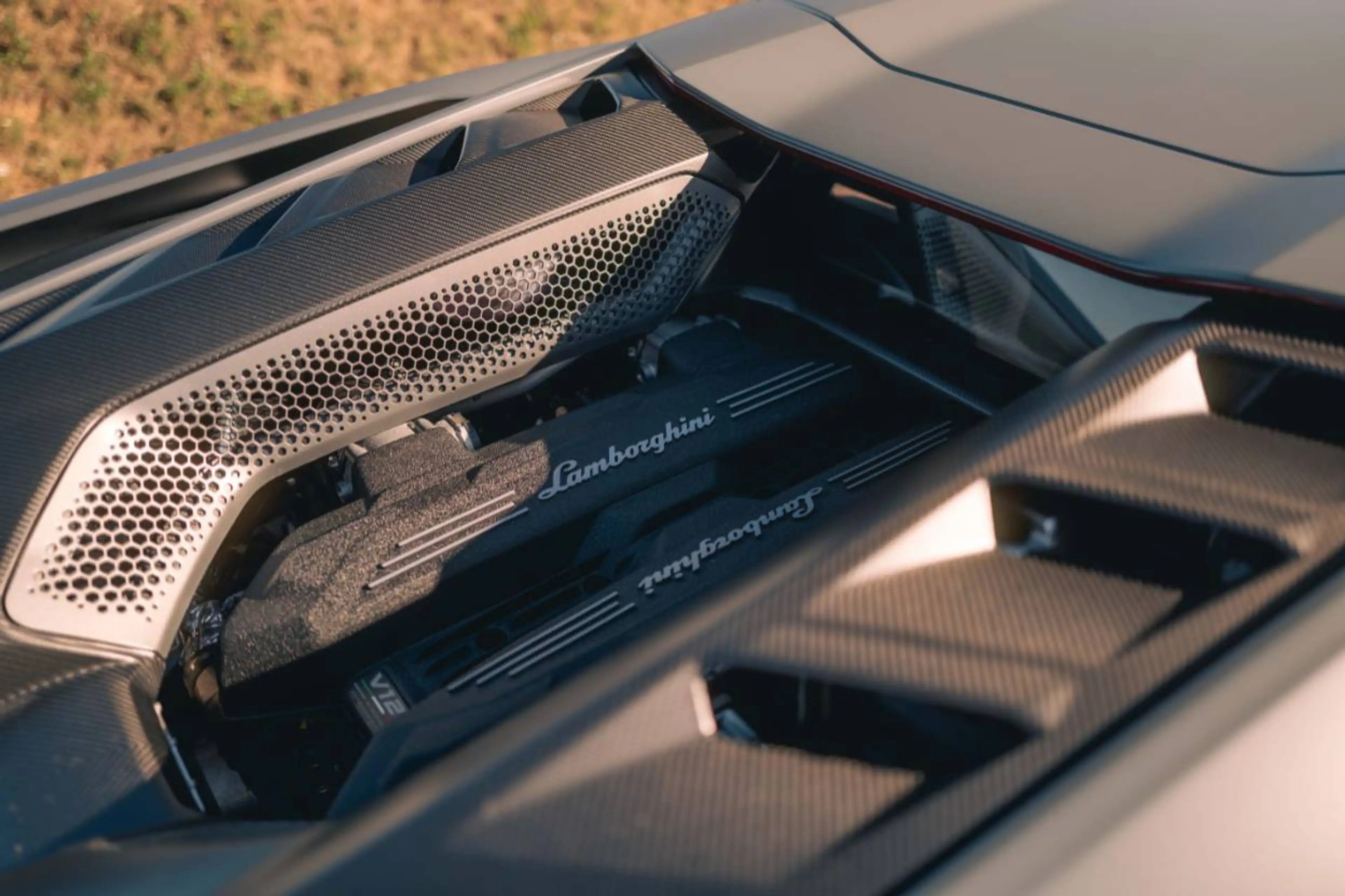 Lamborghini Revuelto Revuelto - Carbon, Grigio Vulcano, Passenger — photo 9