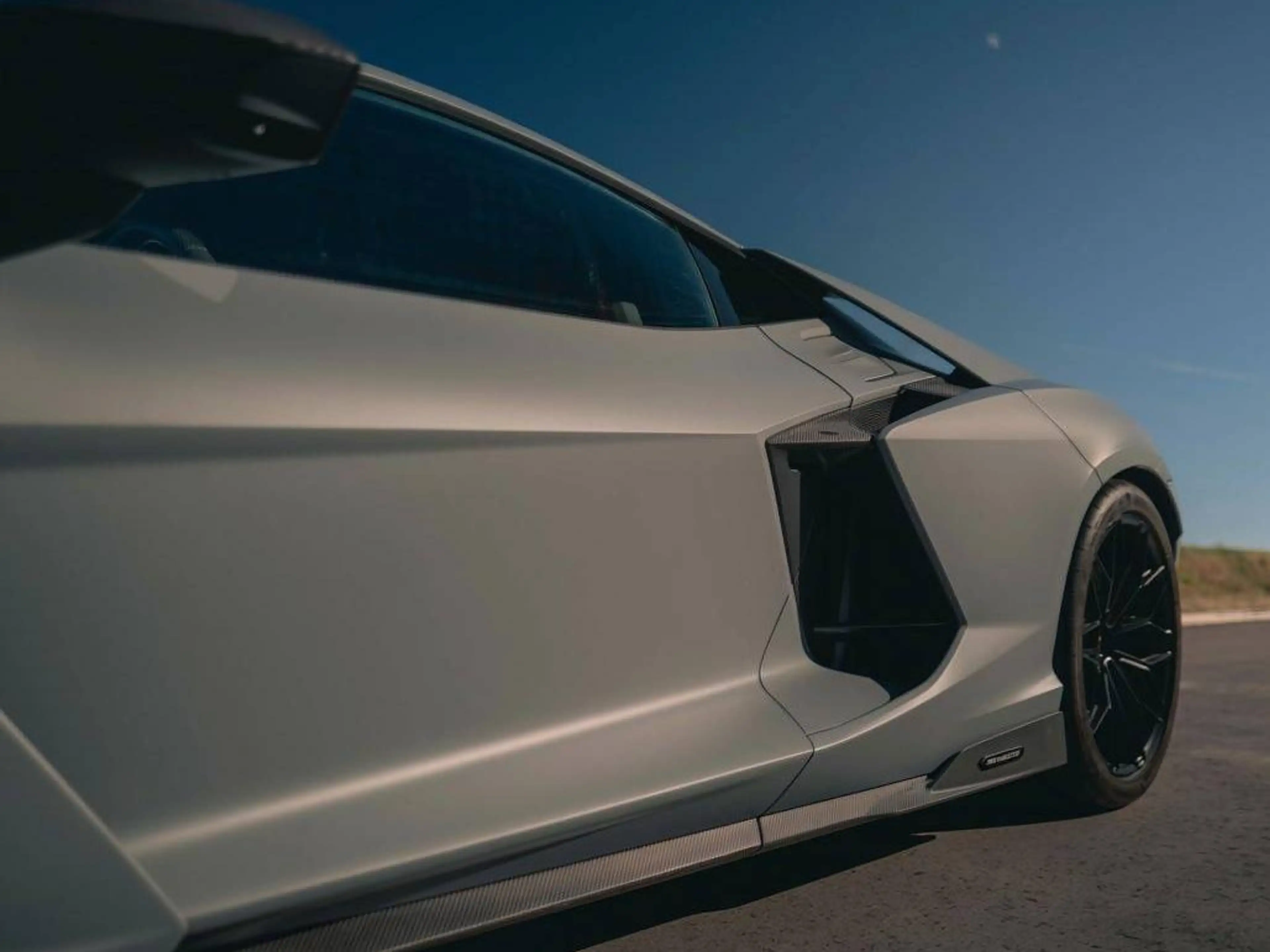 Lamborghini Revuelto Revuelto - Carbon, Grigio Vulcano, Passenger — photo 15