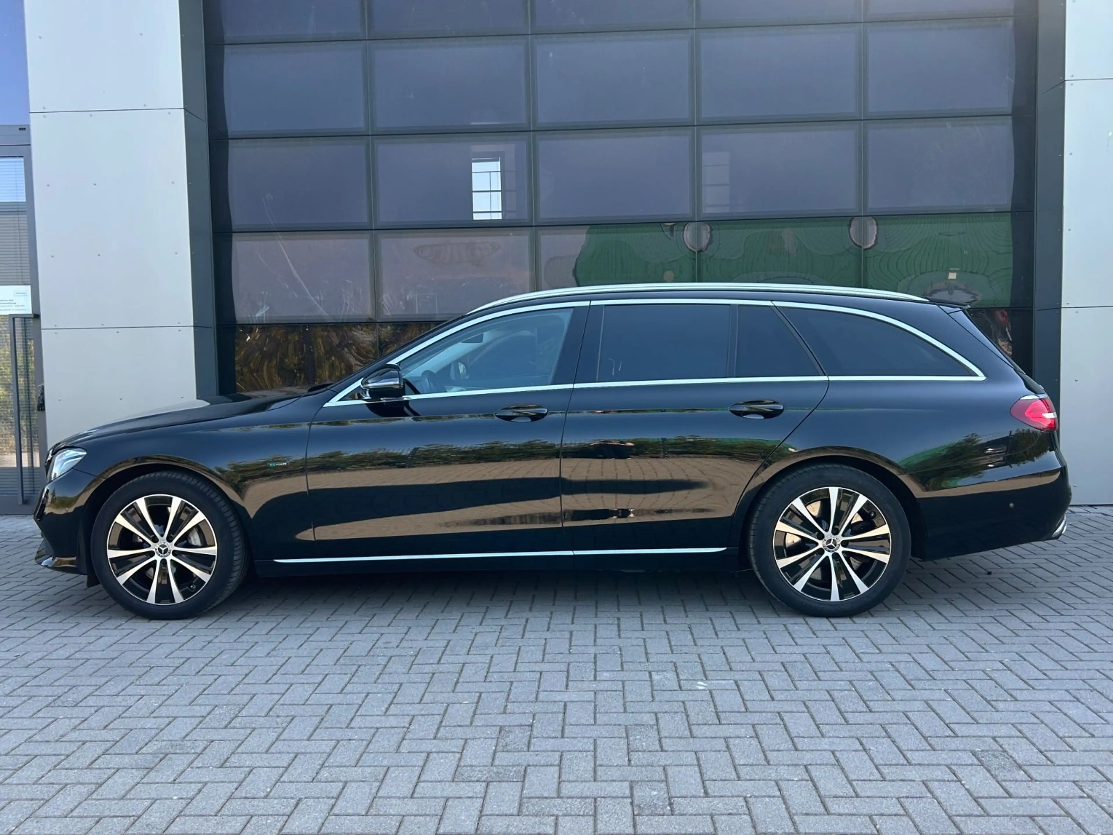 Mercedes-Benz E 300 de T Burmester|MultiB|Avantga|App|aktPark| — photo 2