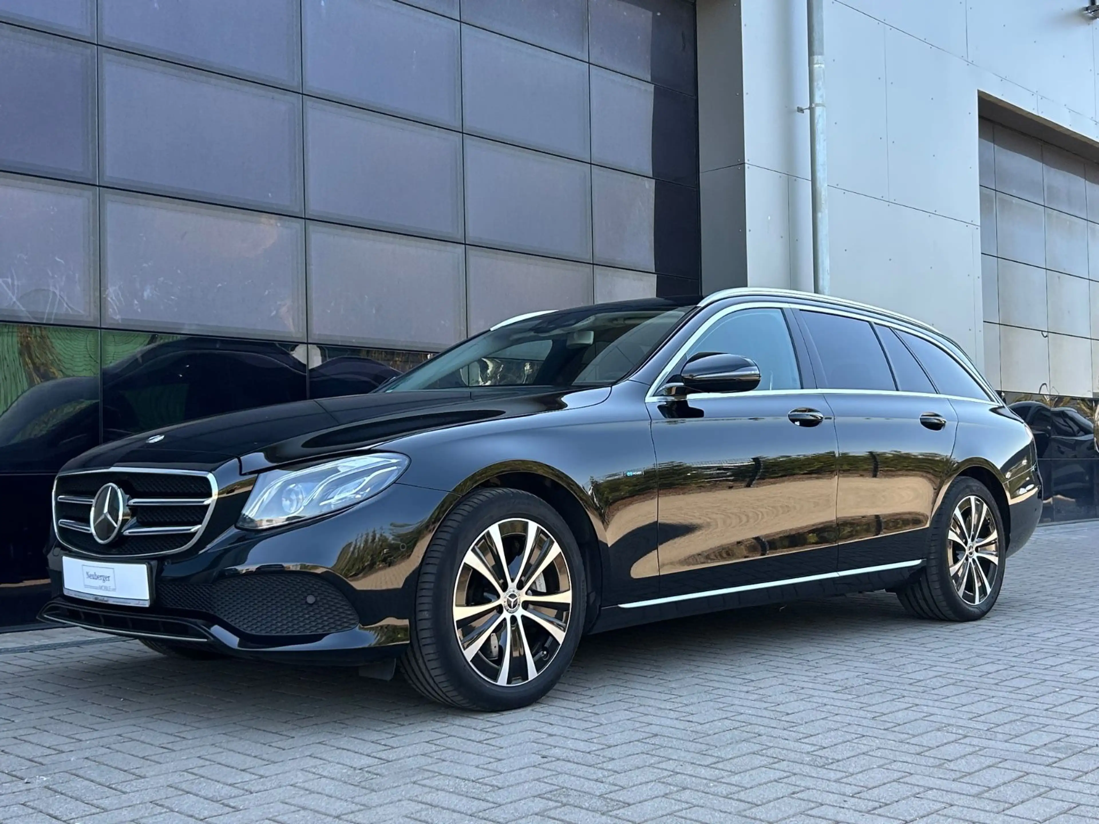 Mercedes-Benz E 300 de T Burmester|MultiB|Avantga|App|aktPark|