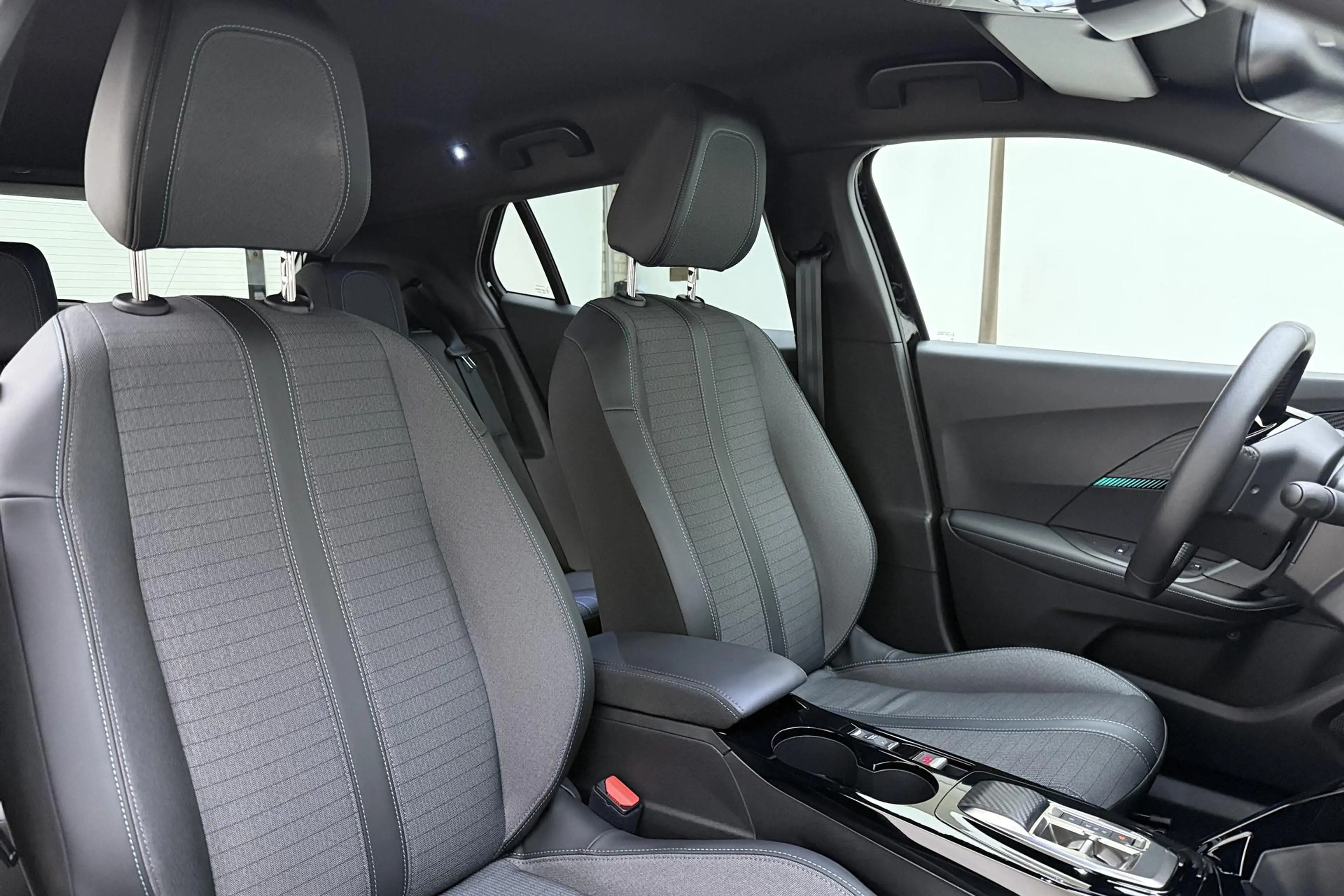Peugeot e-2008 EV Allure Pack 50 kWh | Apple carplay/Android auto — photo 8