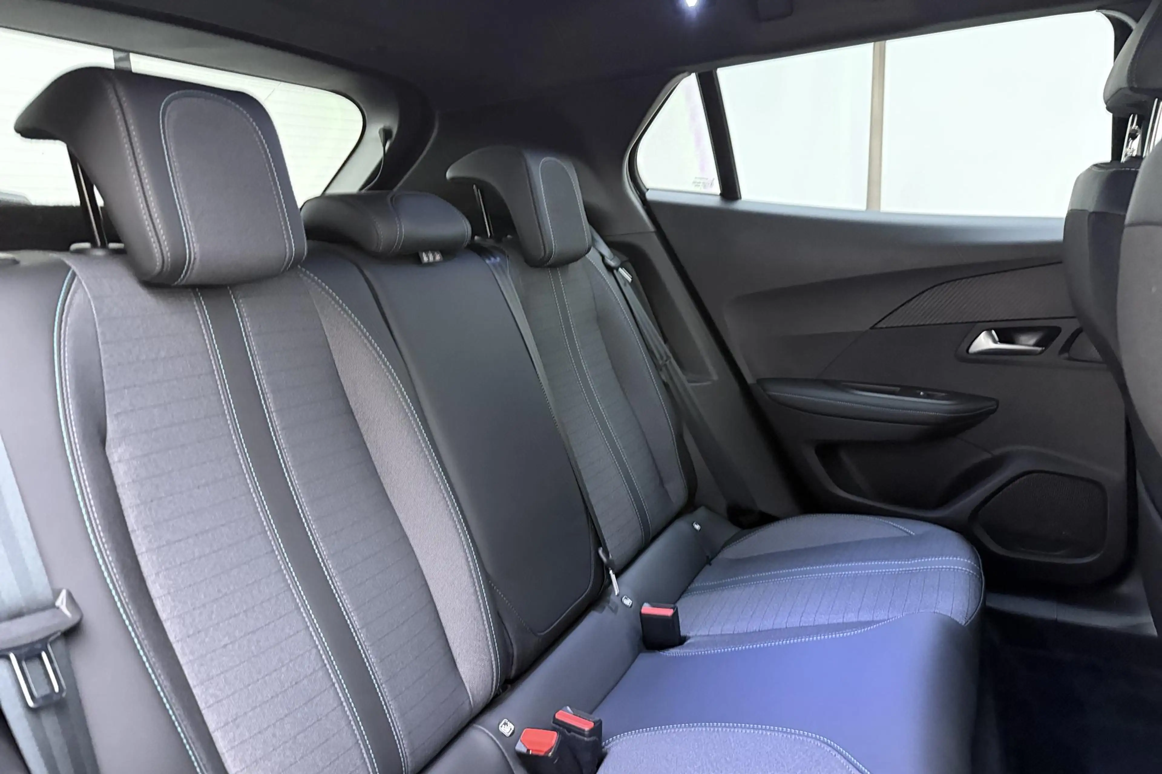 Peugeot e-2008 EV Allure Pack 50 kWh | Apple carplay/Android auto — photo 14