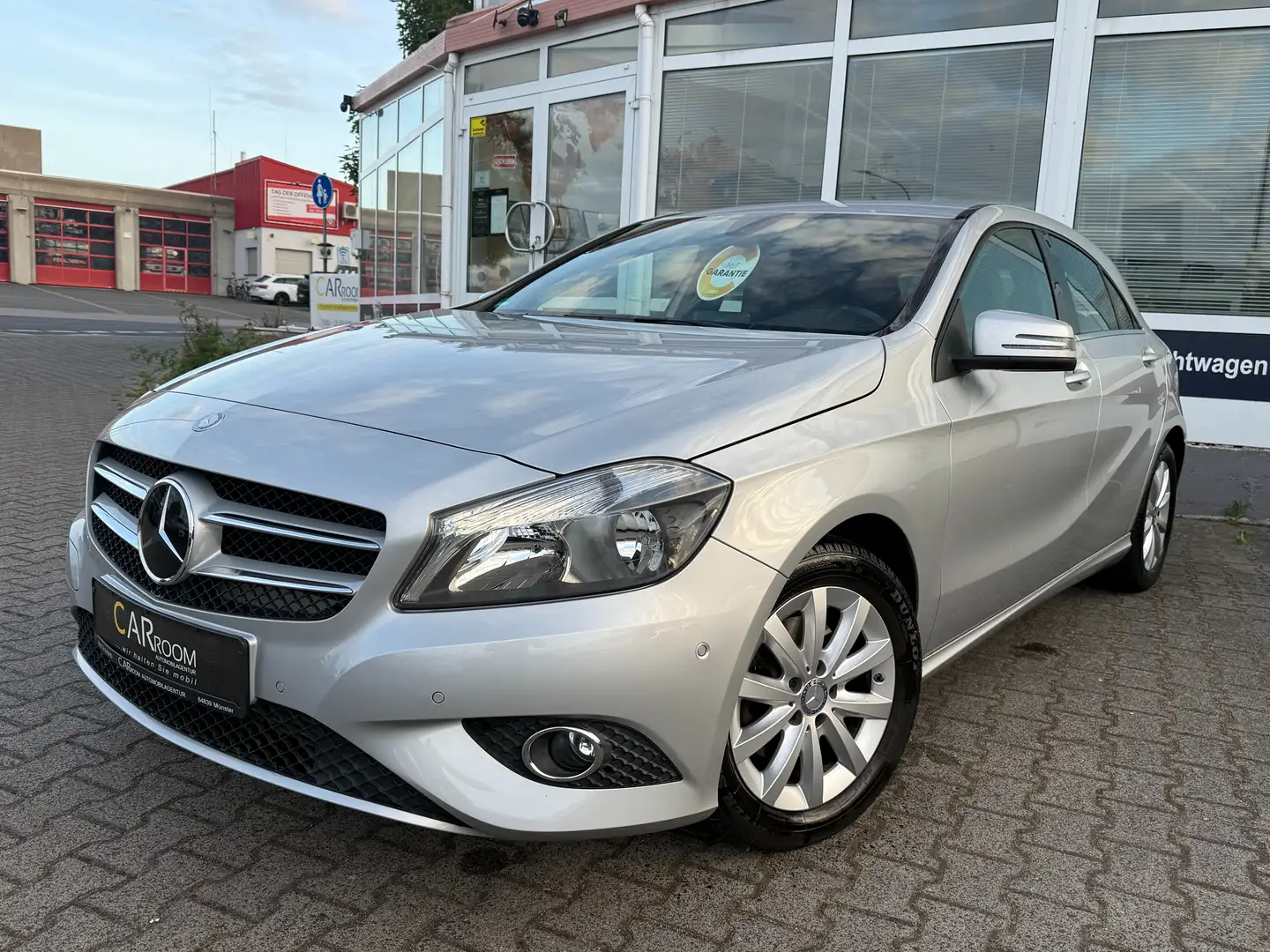 Mercedes-Benz A 180 A 180 BlueEfficiency*Navi*Shz.*Service NEU*8-Fach* Plateado - 1