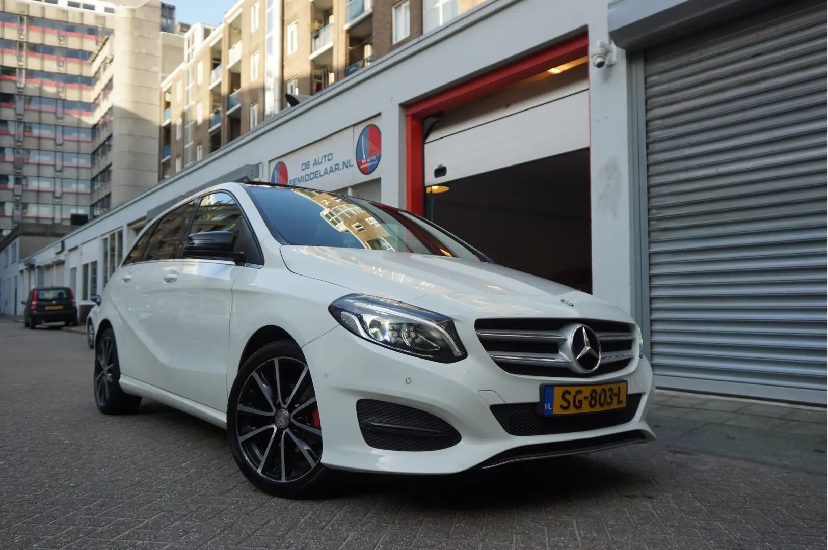Mercedes-Benz B 180 d Prestige Night | Panoramadak | Trekhaak | Leer + Wit - 1